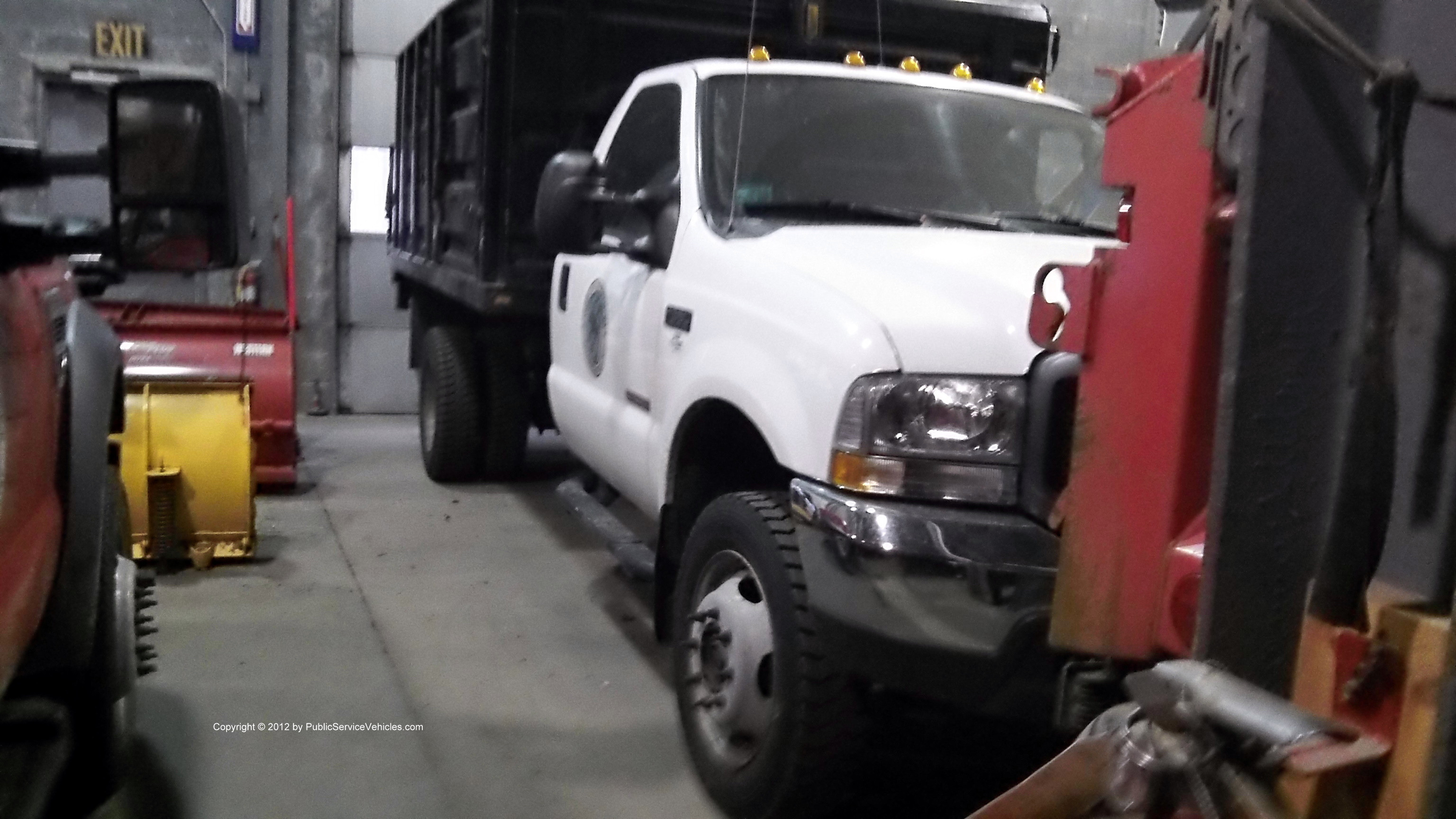 A photo  of Warren Public Works
            Stakebed Truck, a 1999-2004 Ford F-450             taken by Kieran Egan