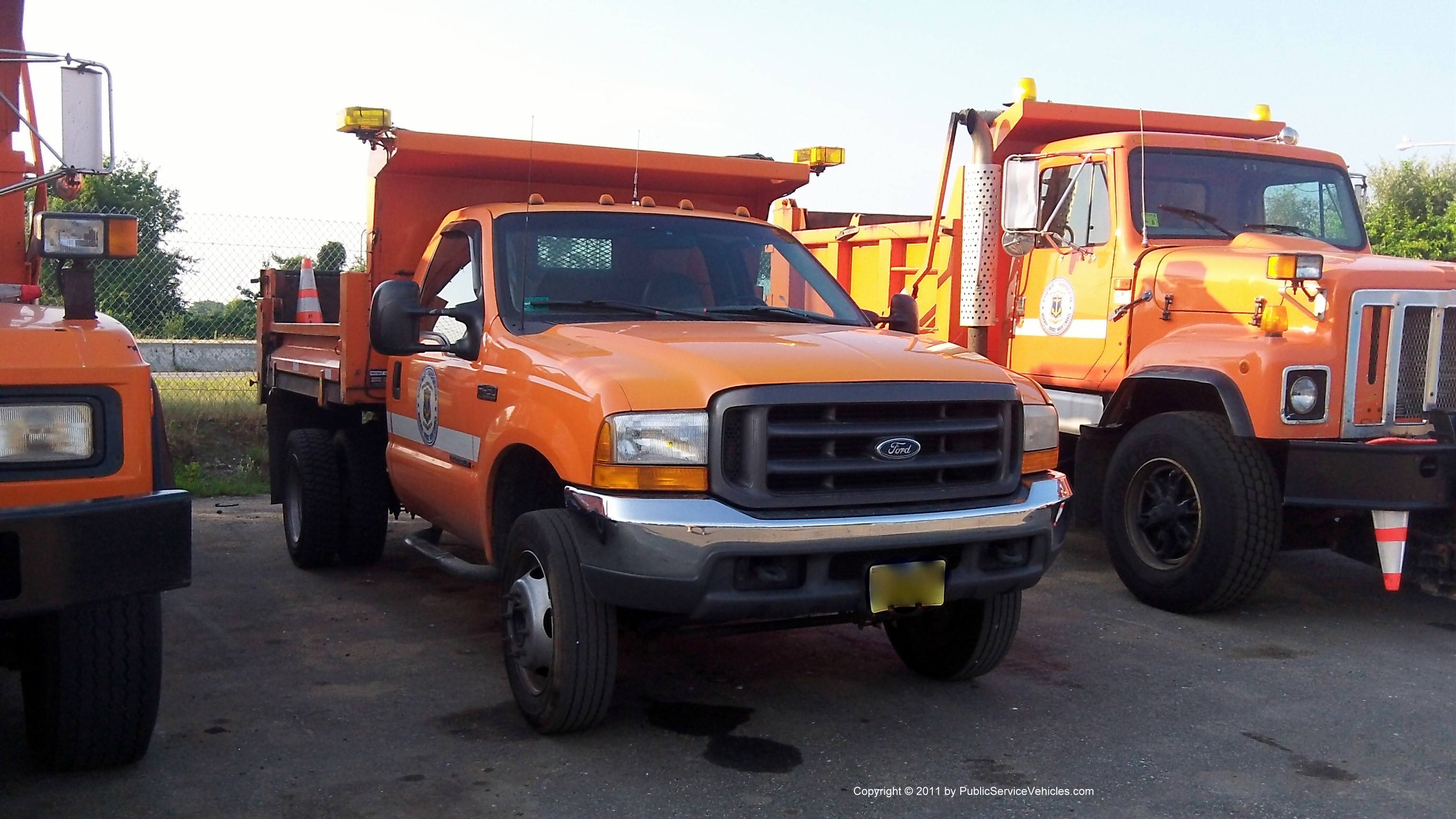 A photo  of Rhode Island Department of Transportation
            Truck 2373, a 1999-2004 Ford F-450             taken by Kieran Egan