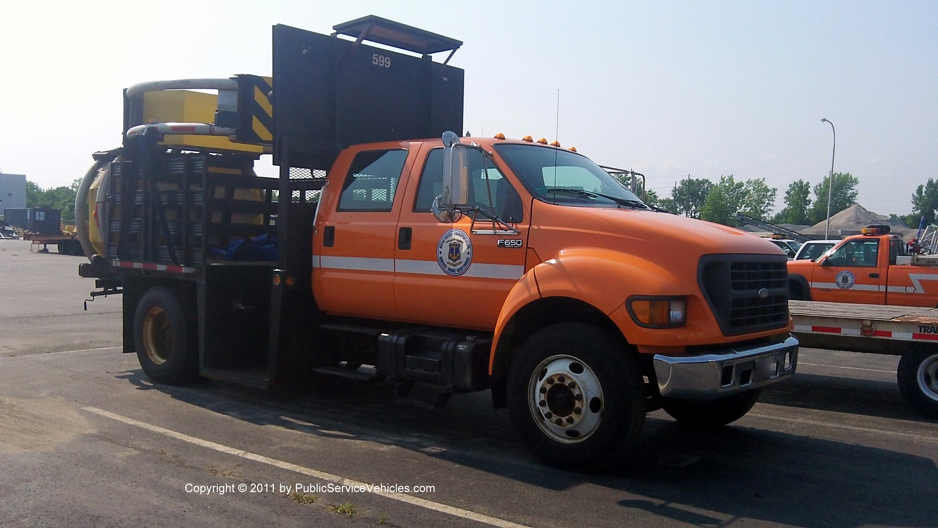 A photo  of Rhode Island Department of Transportation
            Truck 599, a 2000-2003 Ford F-650             taken by Kieran Egan