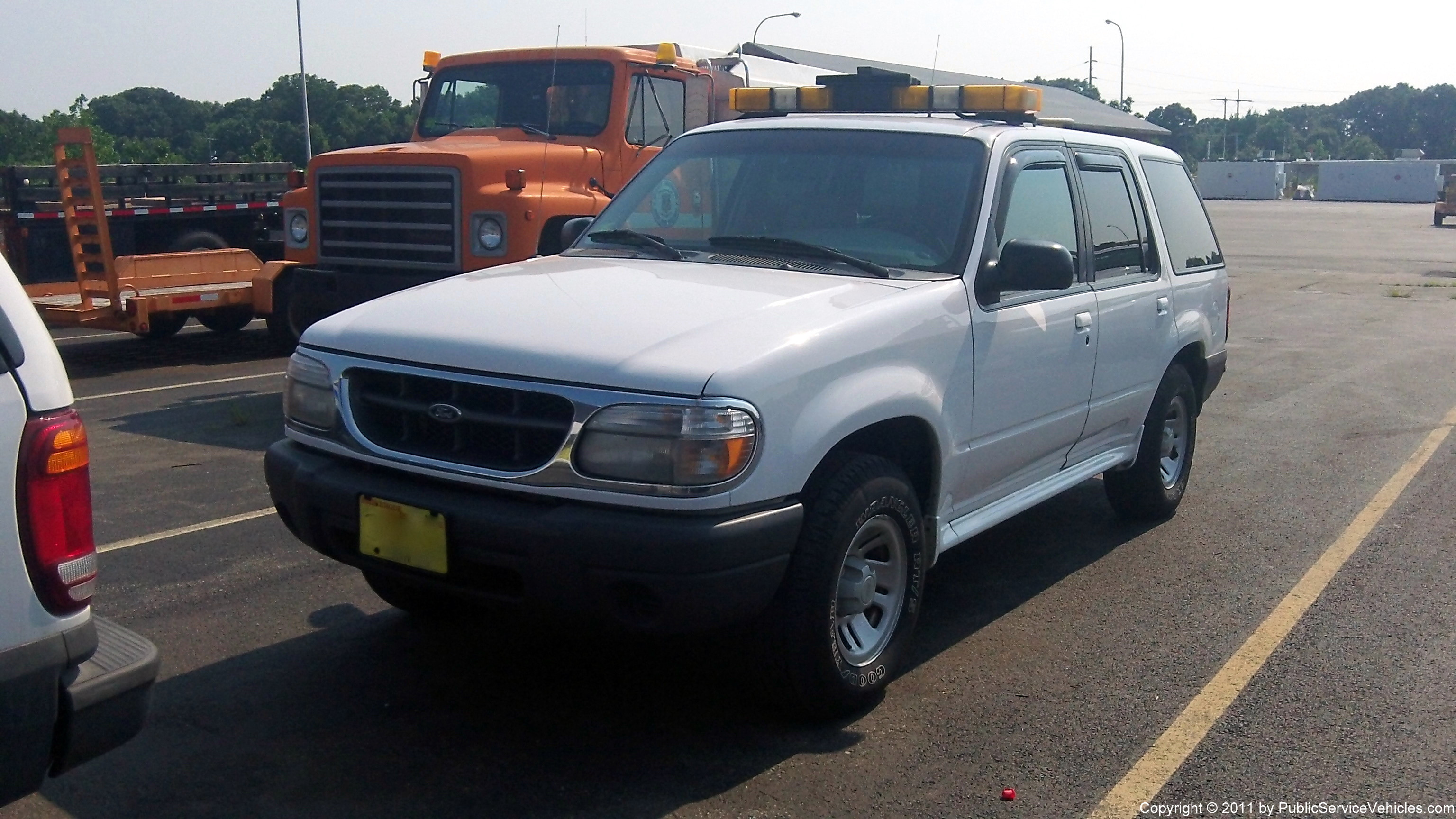 A photo  of Rhode Island Department of Transportation
            Car 799, a 1995-2001 Ford Explorer             taken by Kieran Egan