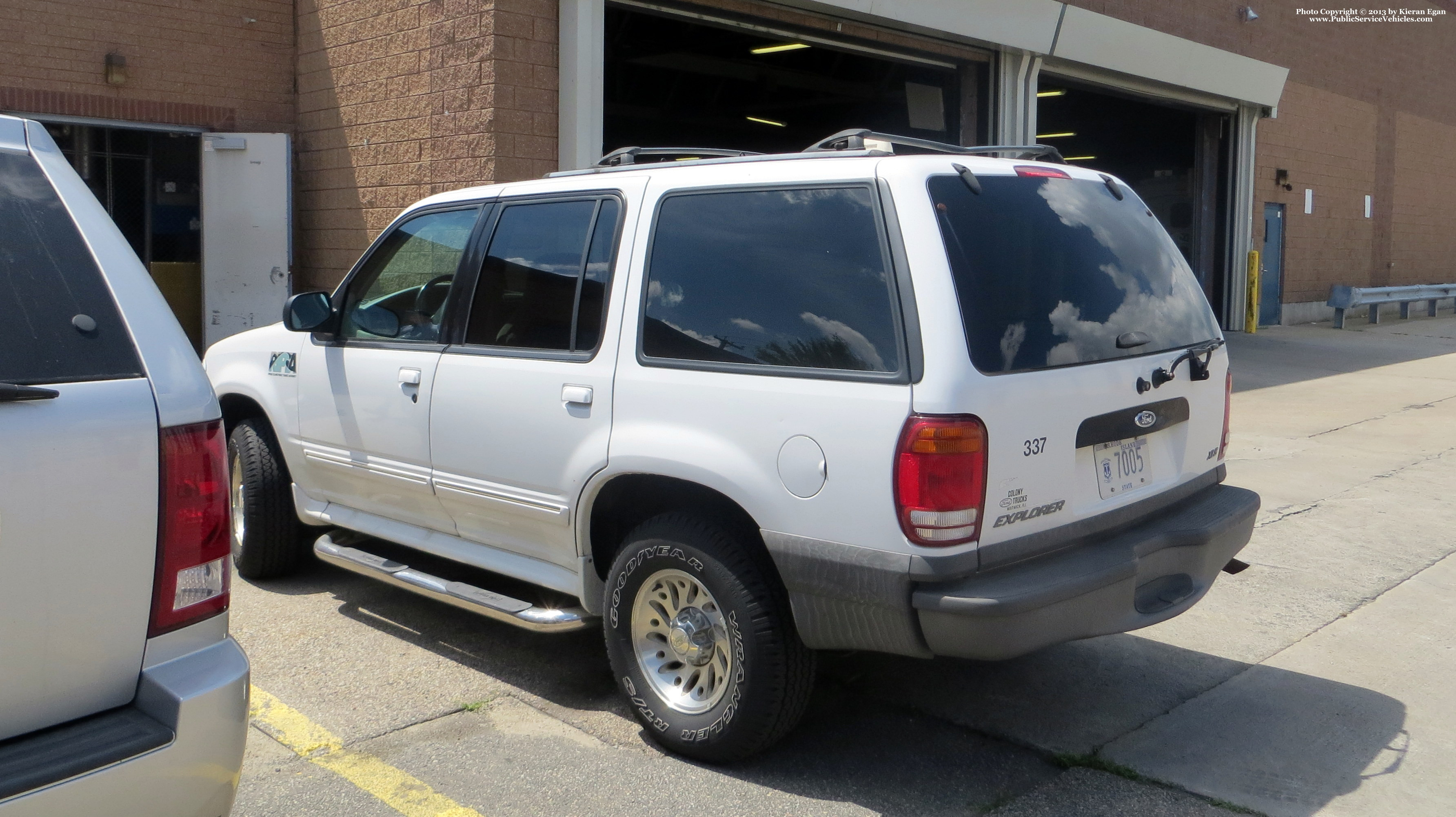 A photo  of Rhode Island Public Transit Authority
            Car 40337, a 1995-2001 Ford Explorer             taken by Kieran Egan