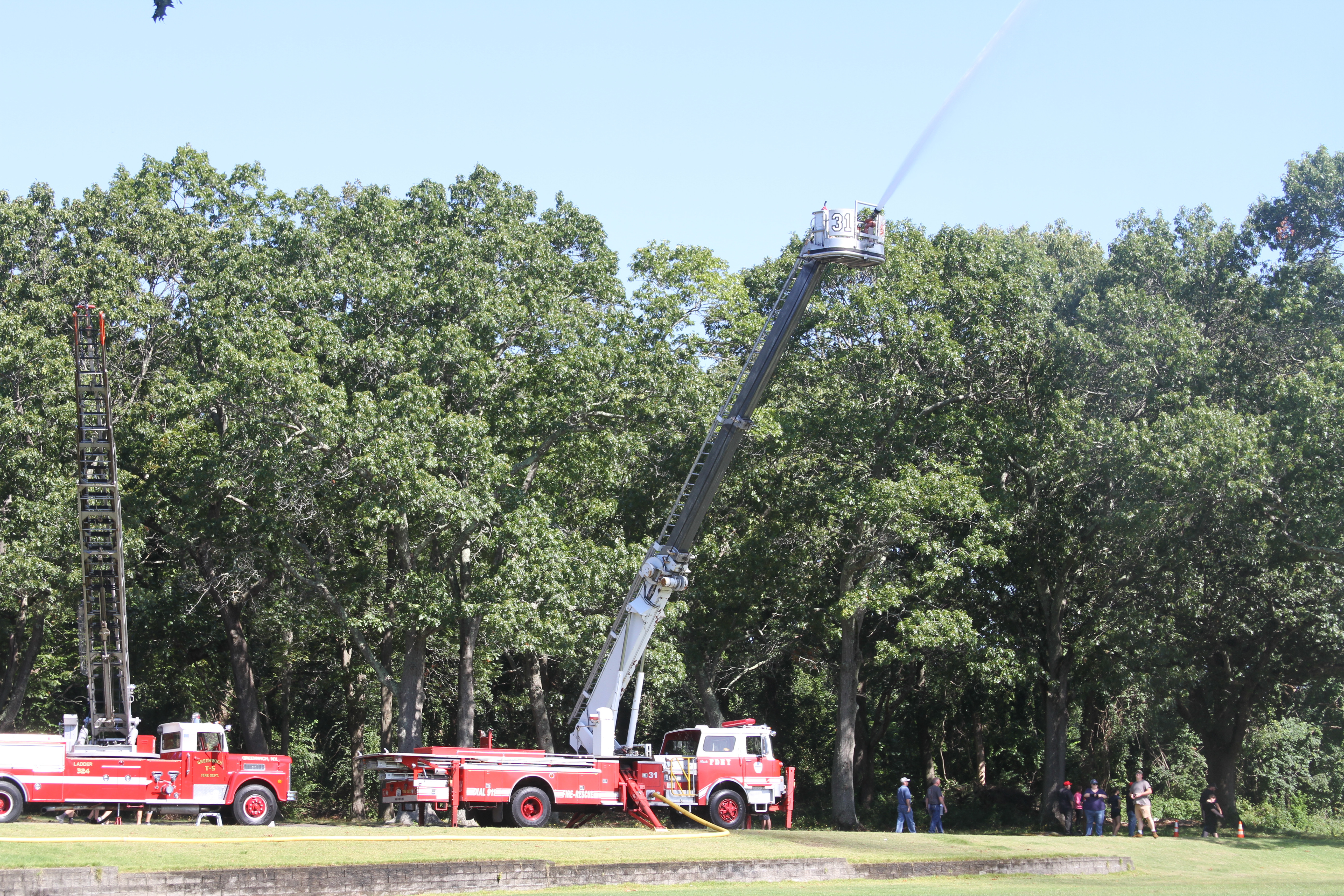 A photo  of Antique Fire Apparatus in Rhode Island
            FDNY Mack Aerial, a 1975-1990 Mack CF/Aerialscope             taken by Richard Schmitter