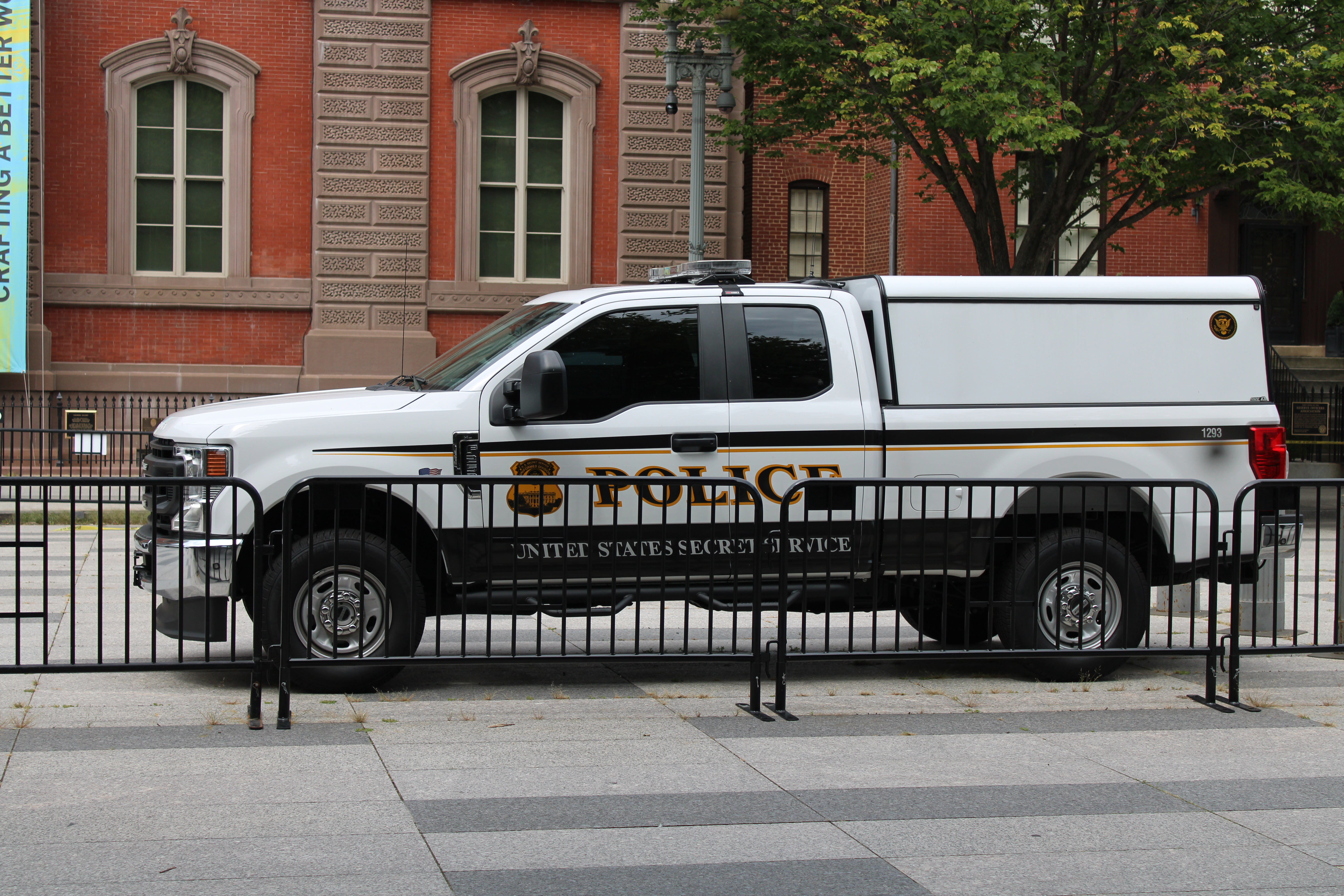 A photo  of United States Secret Service
            Cruiser 1293, a 2020-2022 Ford F-250 XL Super Cab             taken by @riemergencyvehicles