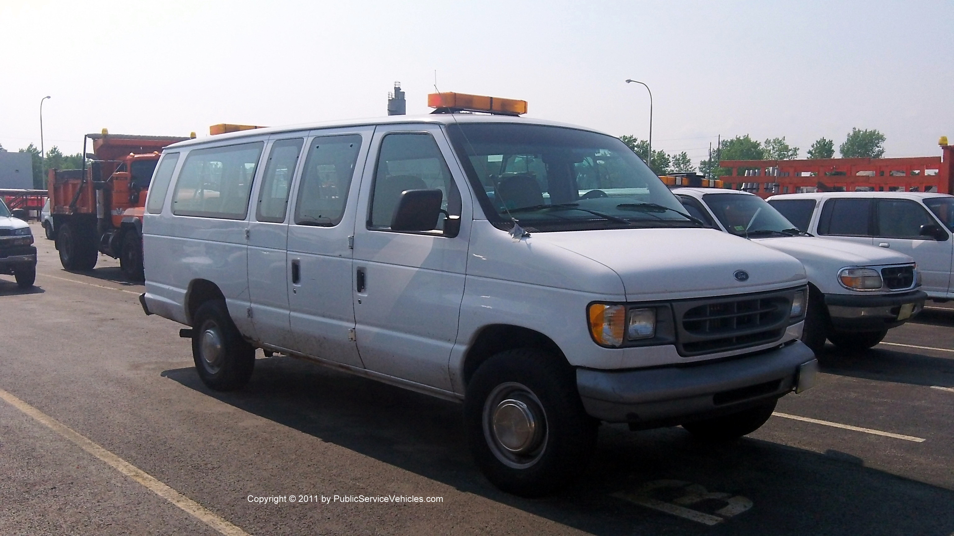 A photo  of Rhode Island Department of Transportation
            Van 1012, a 1997-2007 Ford Econoline             taken by Kieran Egan