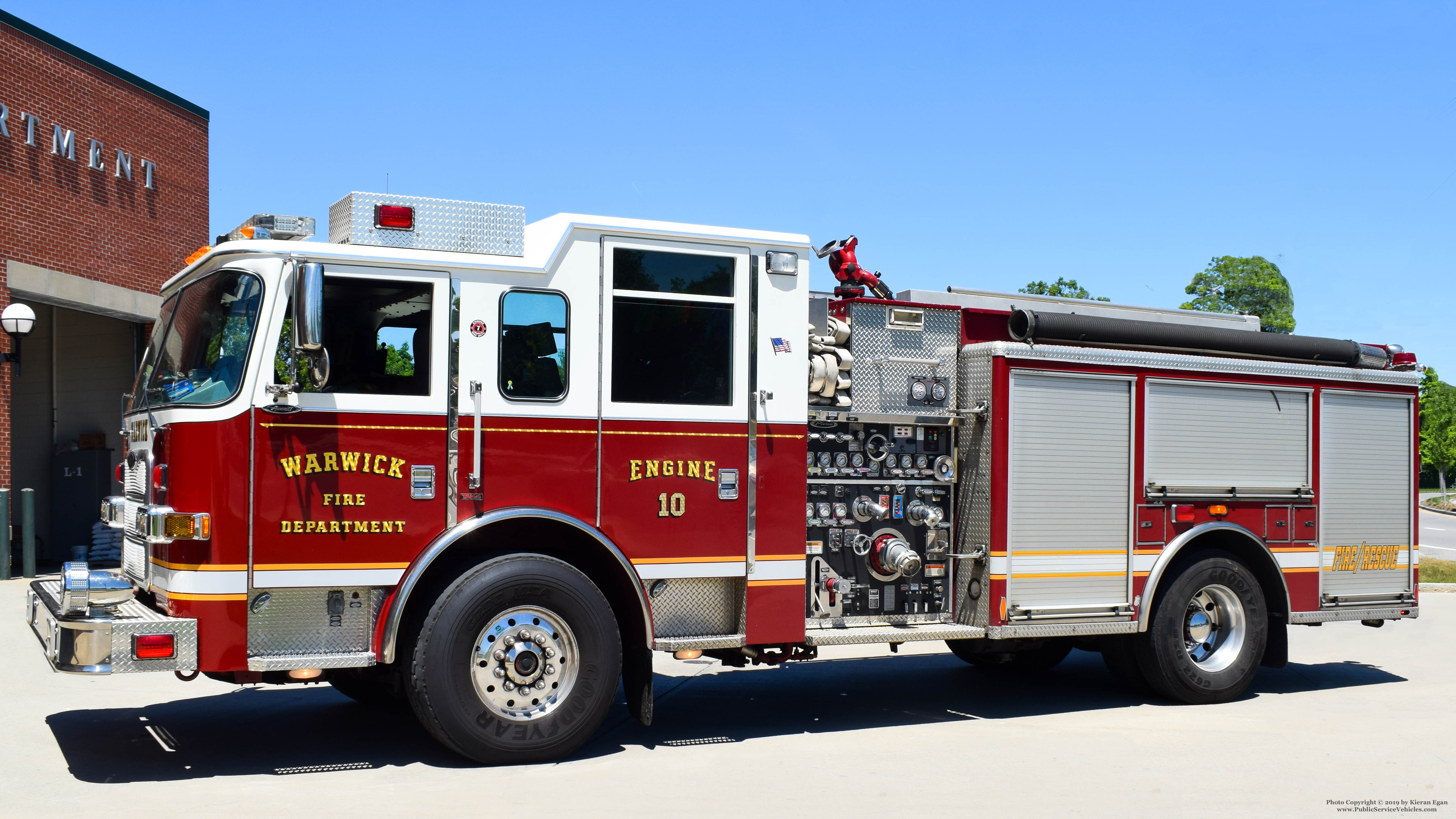 A photo  of Warwick Fire
            Engine 10, a 2008 Pierce Arrow XT/2001 American LaFrance Eagle             taken by Kieran Egan
