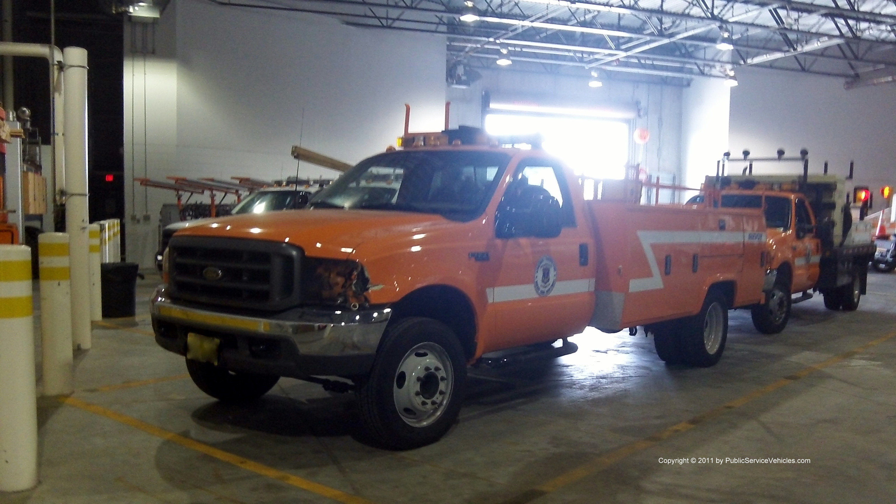 A photo  of Rhode Island Department of Transportation
            Truck 420, a 1999-2006 Ford F-450             taken by Kieran Egan