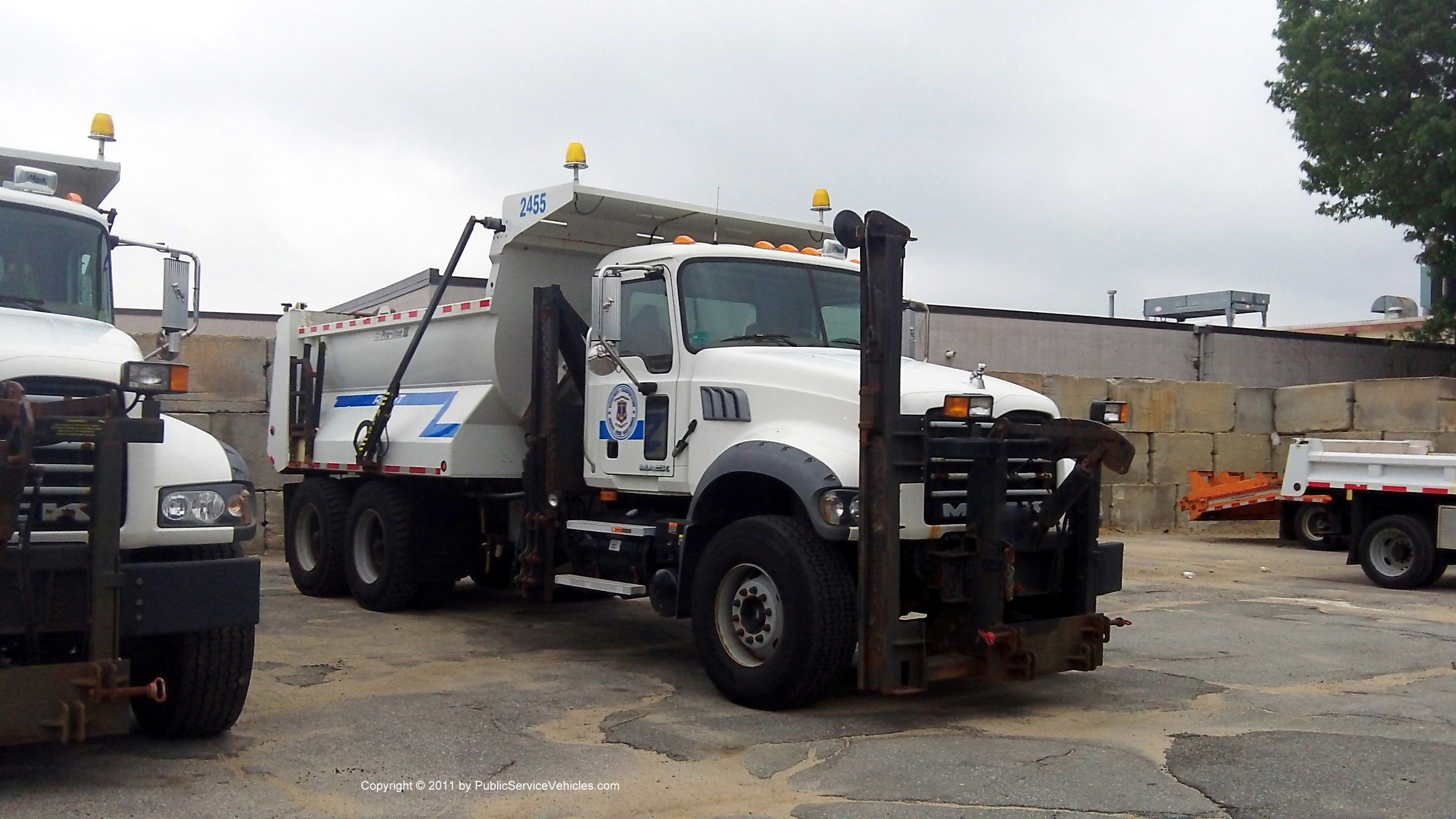 A photo  of Rhode Island Department of Transportation
            Truck 2455, a 2001-2011 Mack Granite             taken by Kieran Egan