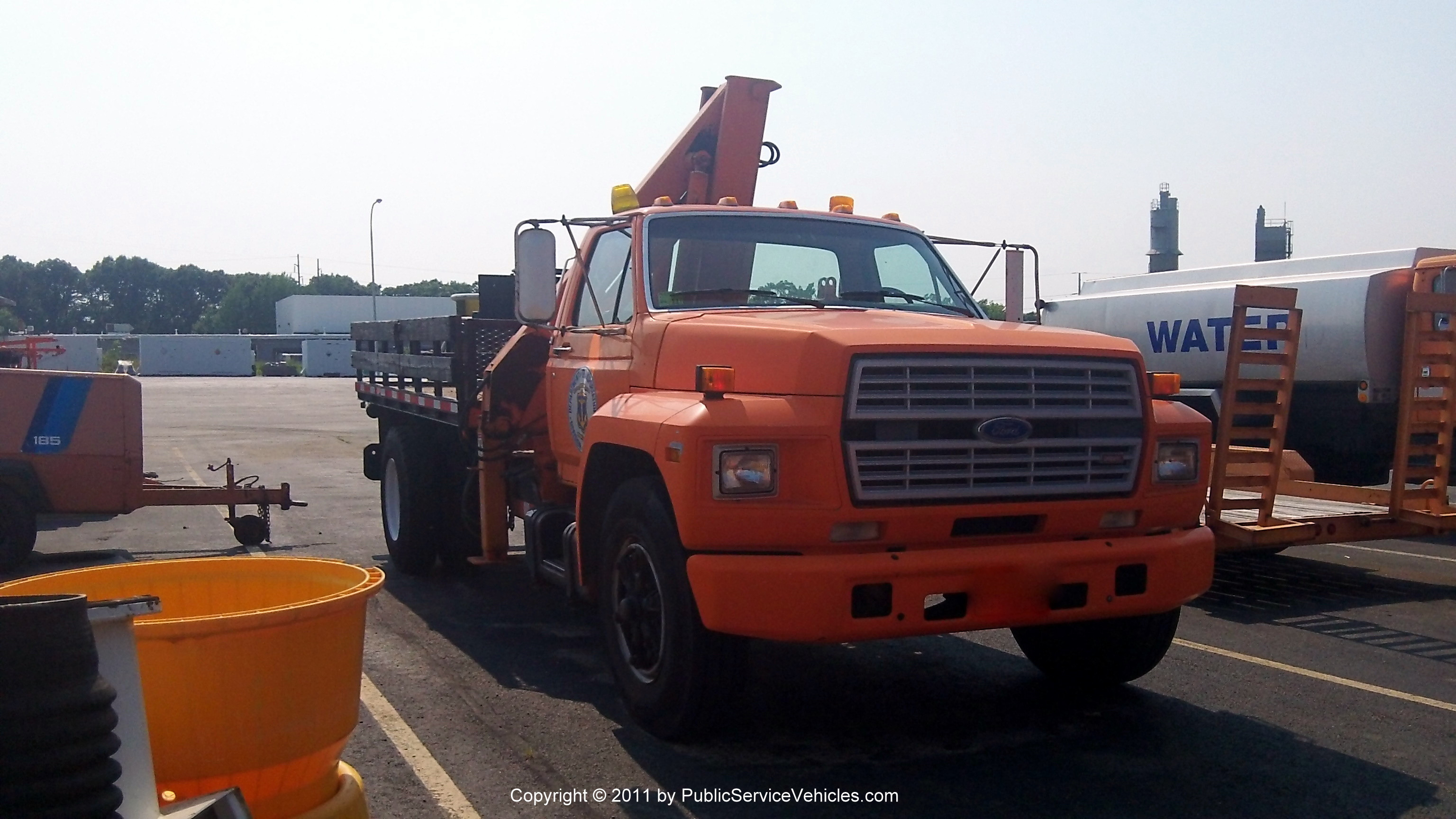 A photo  of Rhode Island Department of Transportation
            Truck 130, a 1980-1995 Ford F600             taken by Kieran Egan