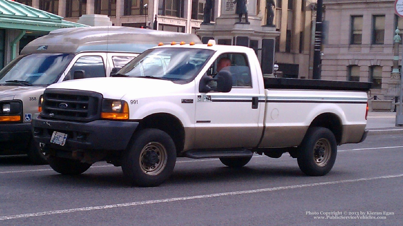 A photo  of Rhode Island Public Transit Authority
            Truck 40991, a 1999 Ford F-250             taken by Kieran Egan