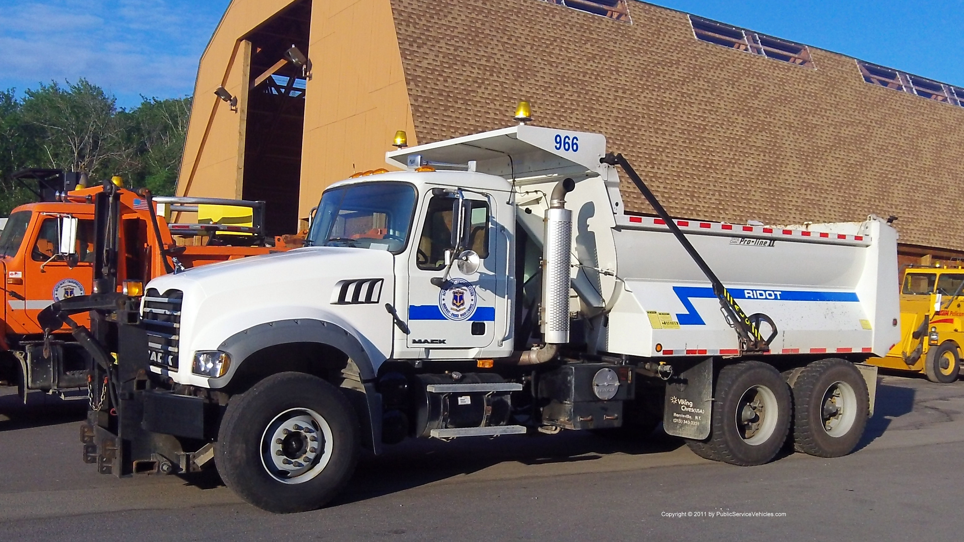 A photo  of Rhode Island Department of Transportation
            Truck 966, a 2001-2011 Mack Granite             taken by Kieran Egan