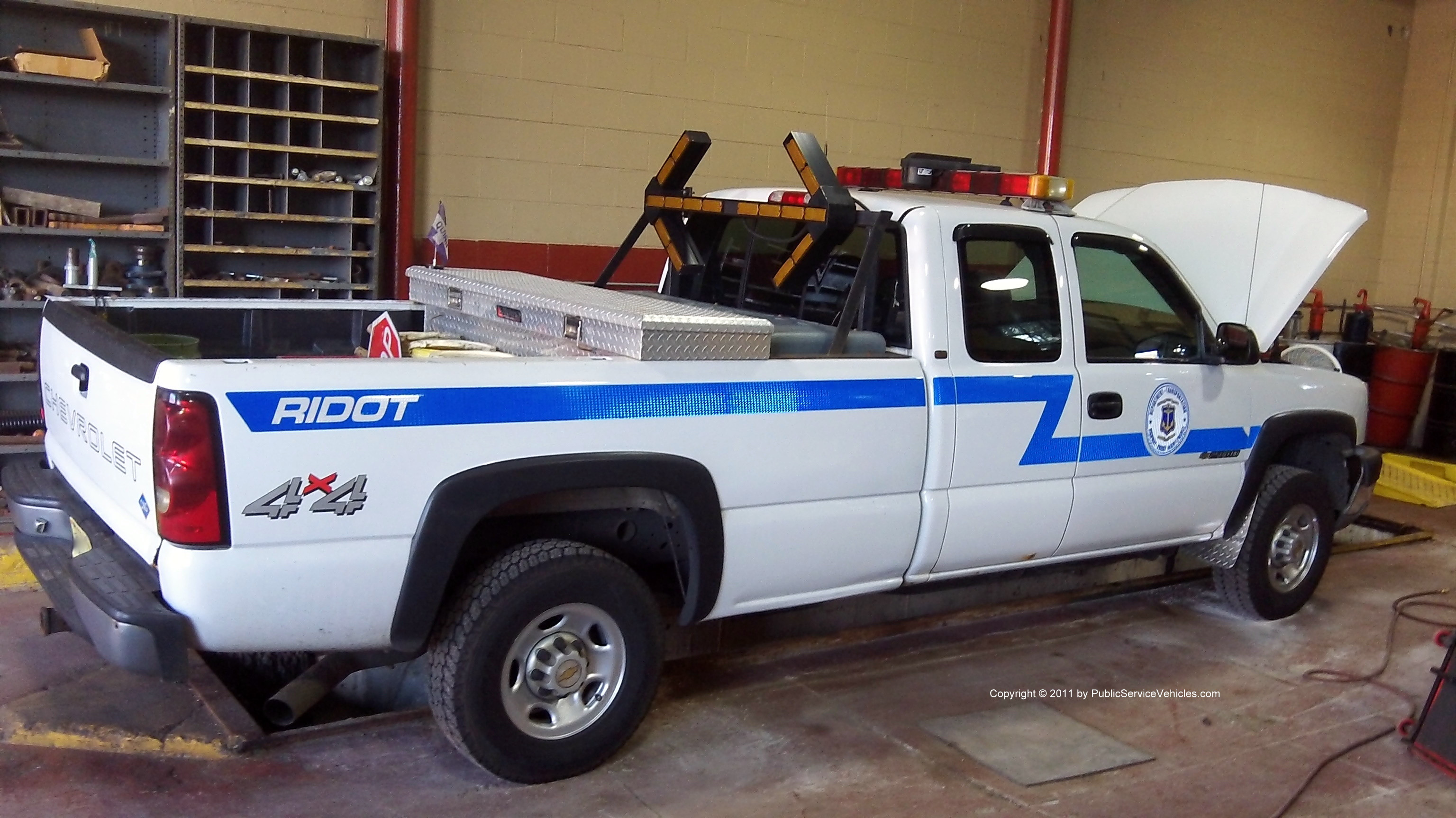 A photo  of Rhode Island Department of Transportation
            Truck 352, a 1999-2006 Chevrolet 2500HD Extended Cab             taken by Kieran Egan