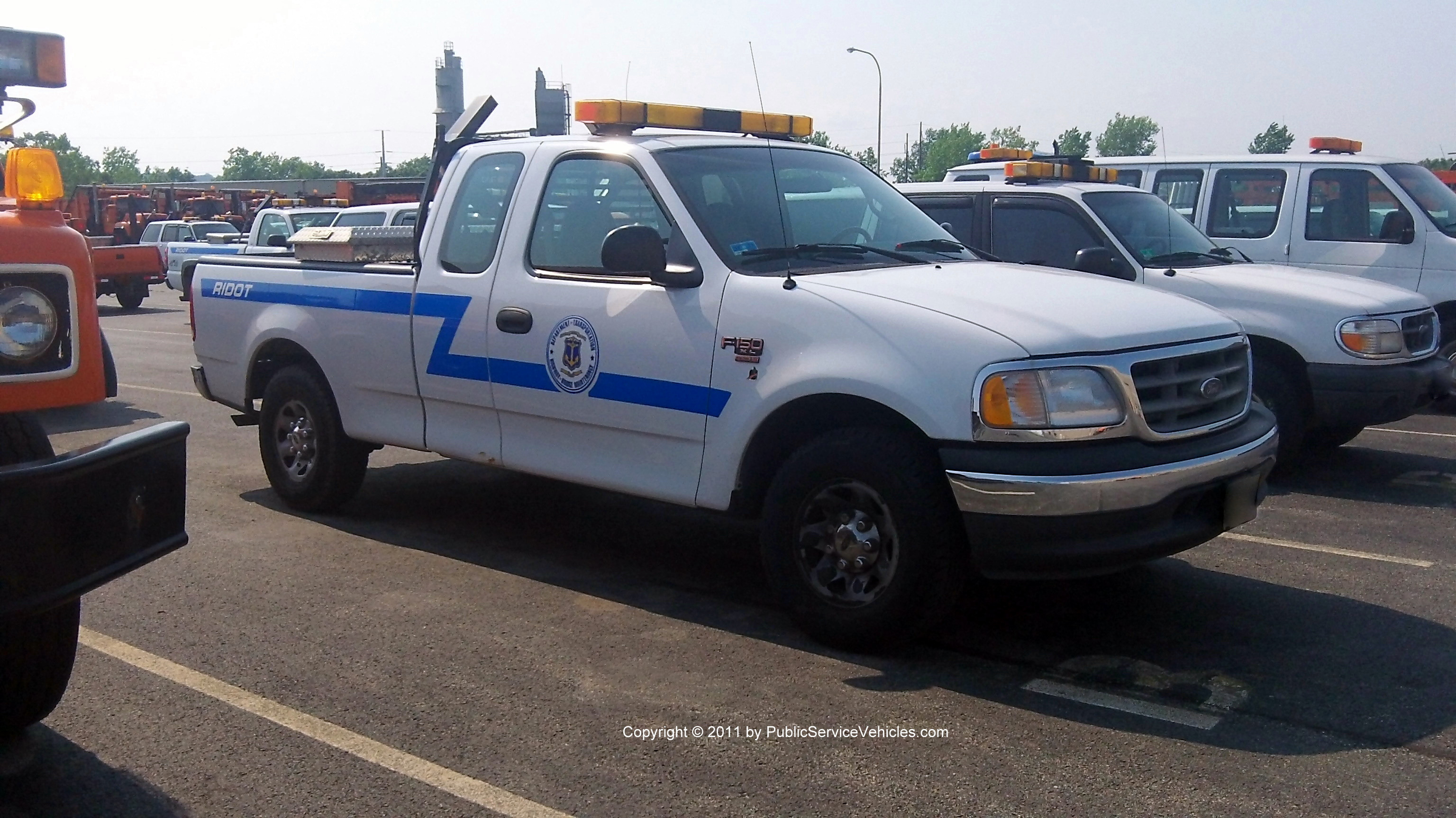 A photo  of Rhode Island Department of Transportation
            Truck 2541, a 1997-2003 Ford F-150 SuperCab             taken by Kieran Egan