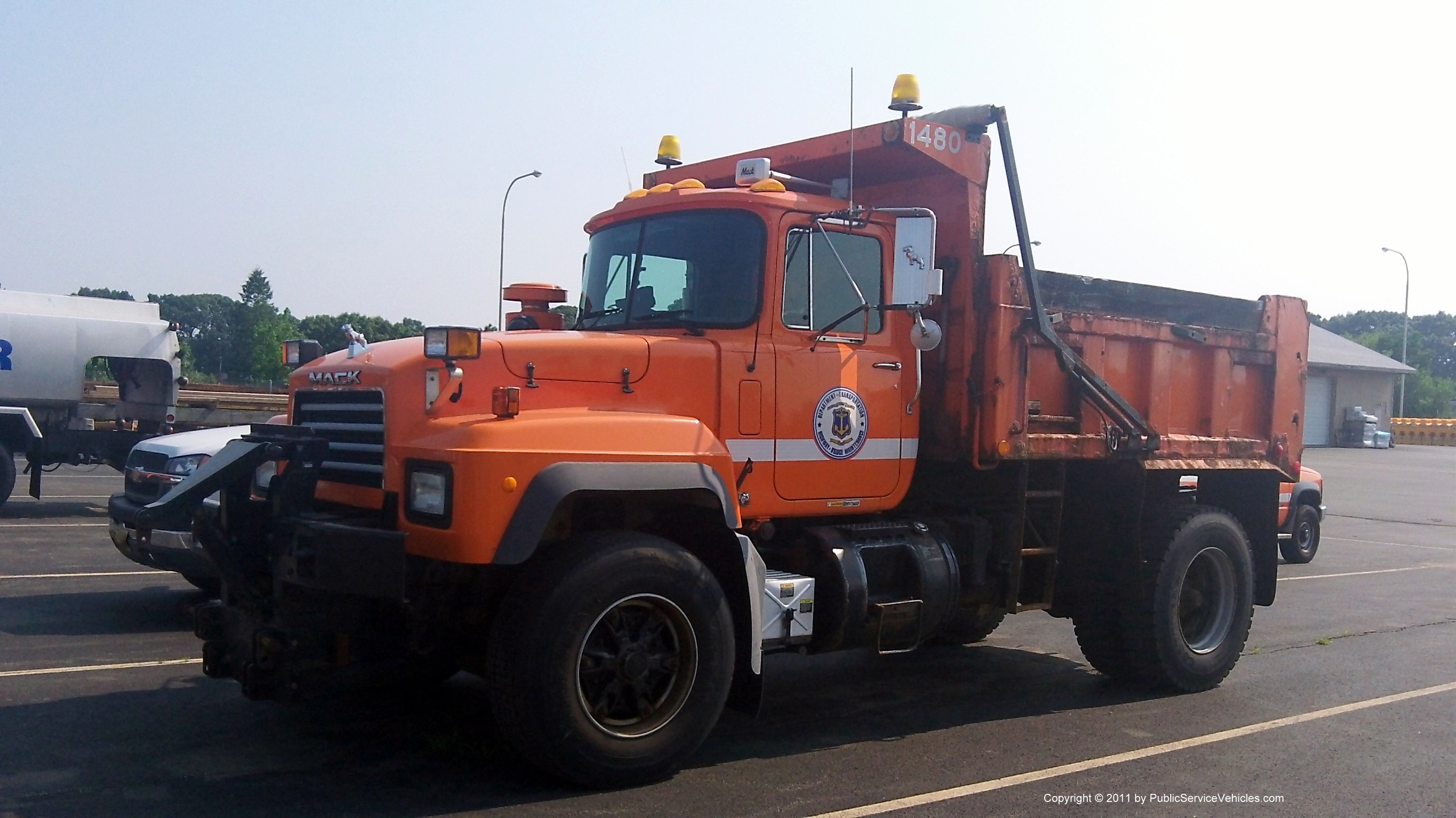 A photo  of Rhode Island Department of Transportation
            Truck 1480, a 1980-2008 Mack             taken by Kieran Egan