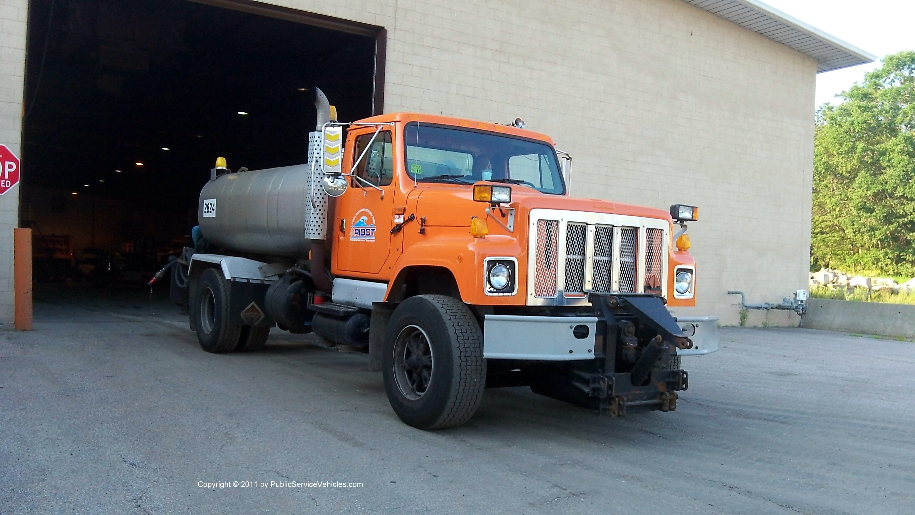 A photo  of Rhode Island Department of Transportation
            Truck 2824, a 1978-1989 International S-Series             taken by Kieran Egan