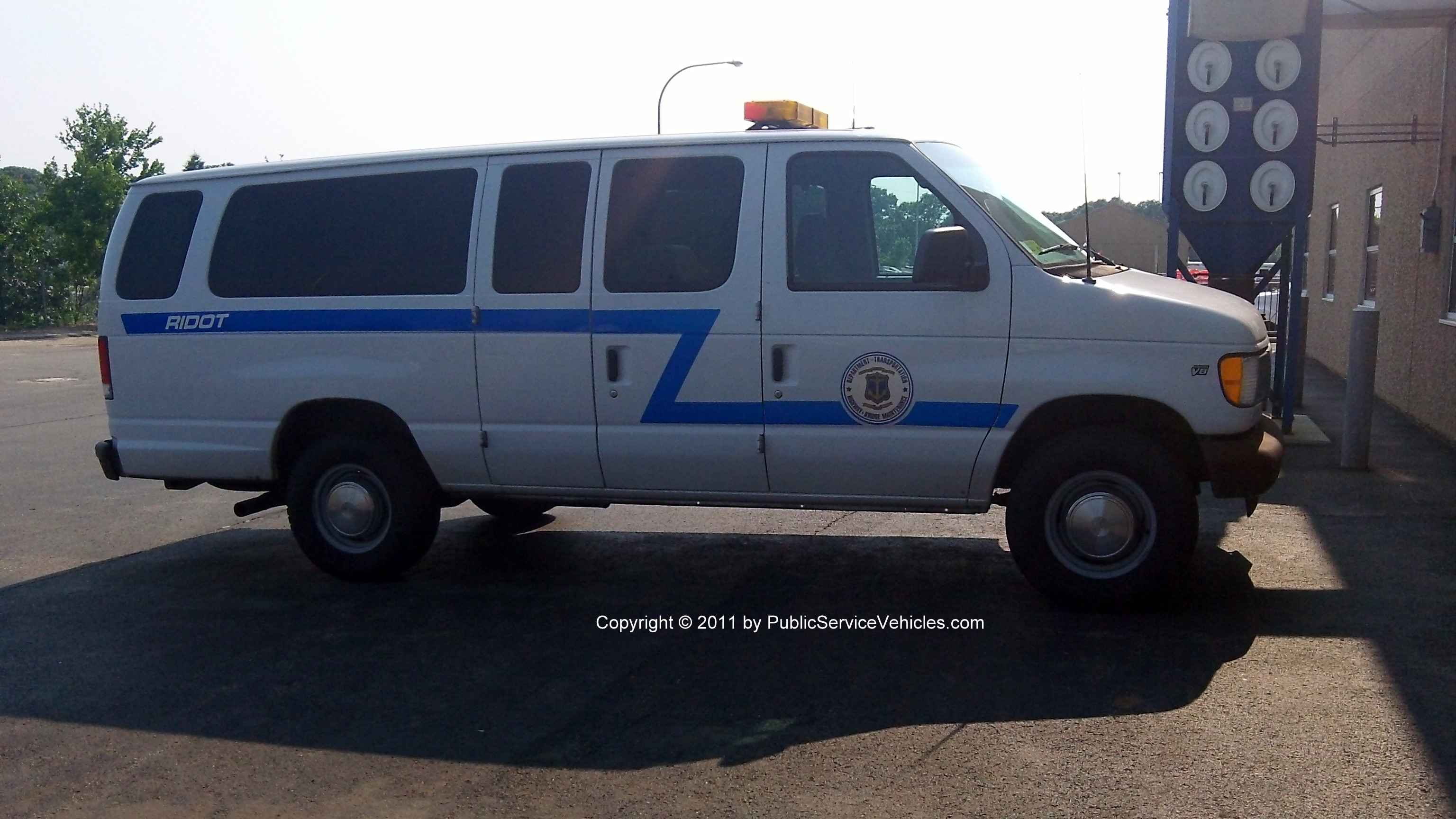 A photo  of Rhode Island Department of Transportation
            Van 2848, a 1997-2007 Ford Econoline             taken by Kieran Egan