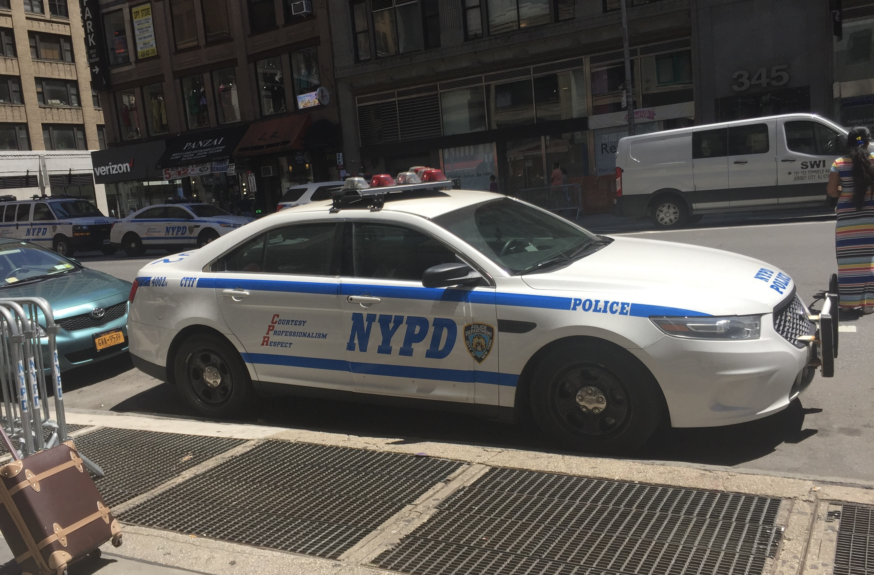 A photo  of New York Police Department
            Cruiser 4002 13, a 2013 Ford Police Interceptor Sedan             taken by @riemergencyvehicles