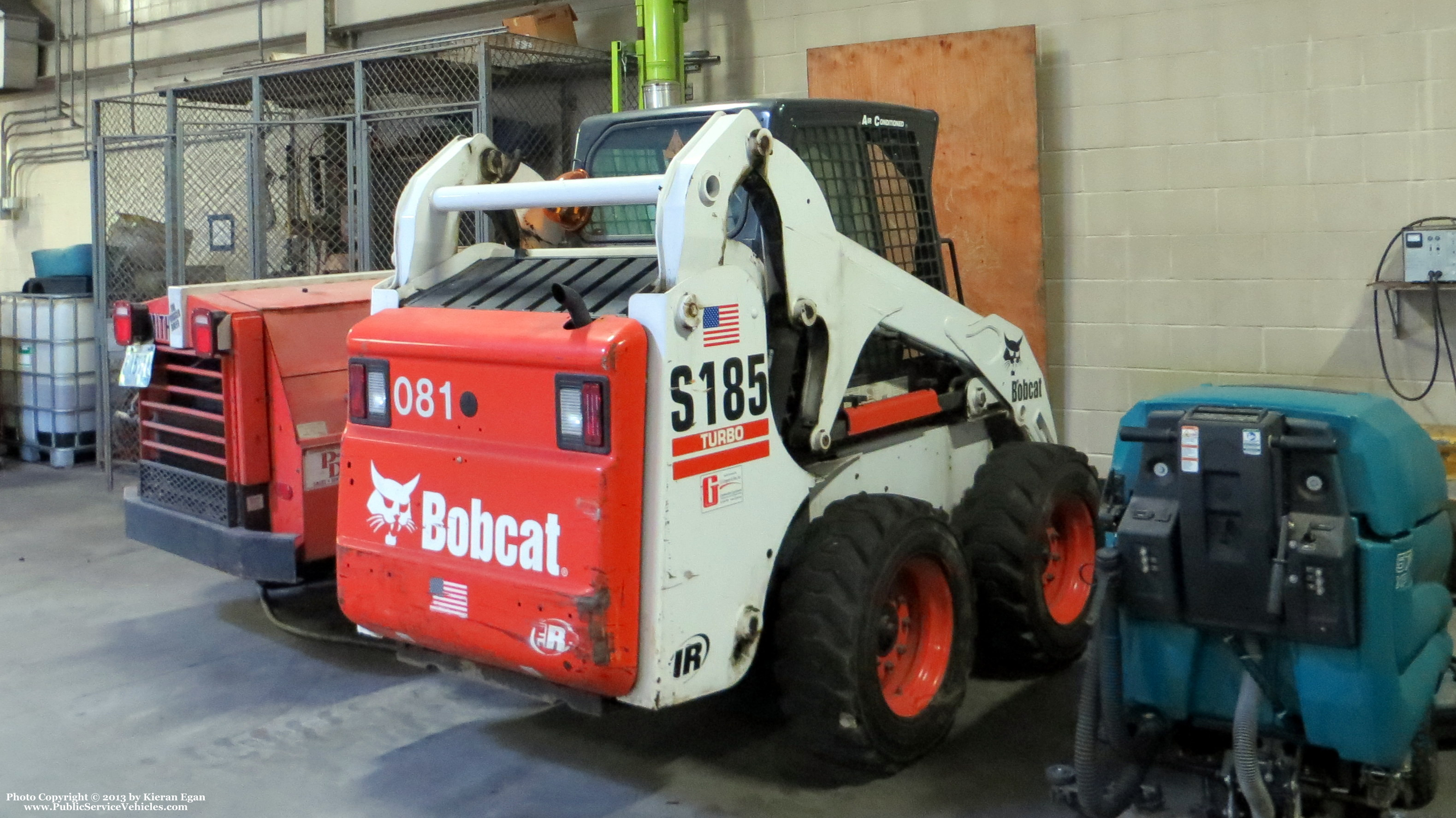 A photo  of Rhode Island Public Transit Authority
            Bobcat 60081, a 2000 Bobcat S185             taken by Kieran Egan