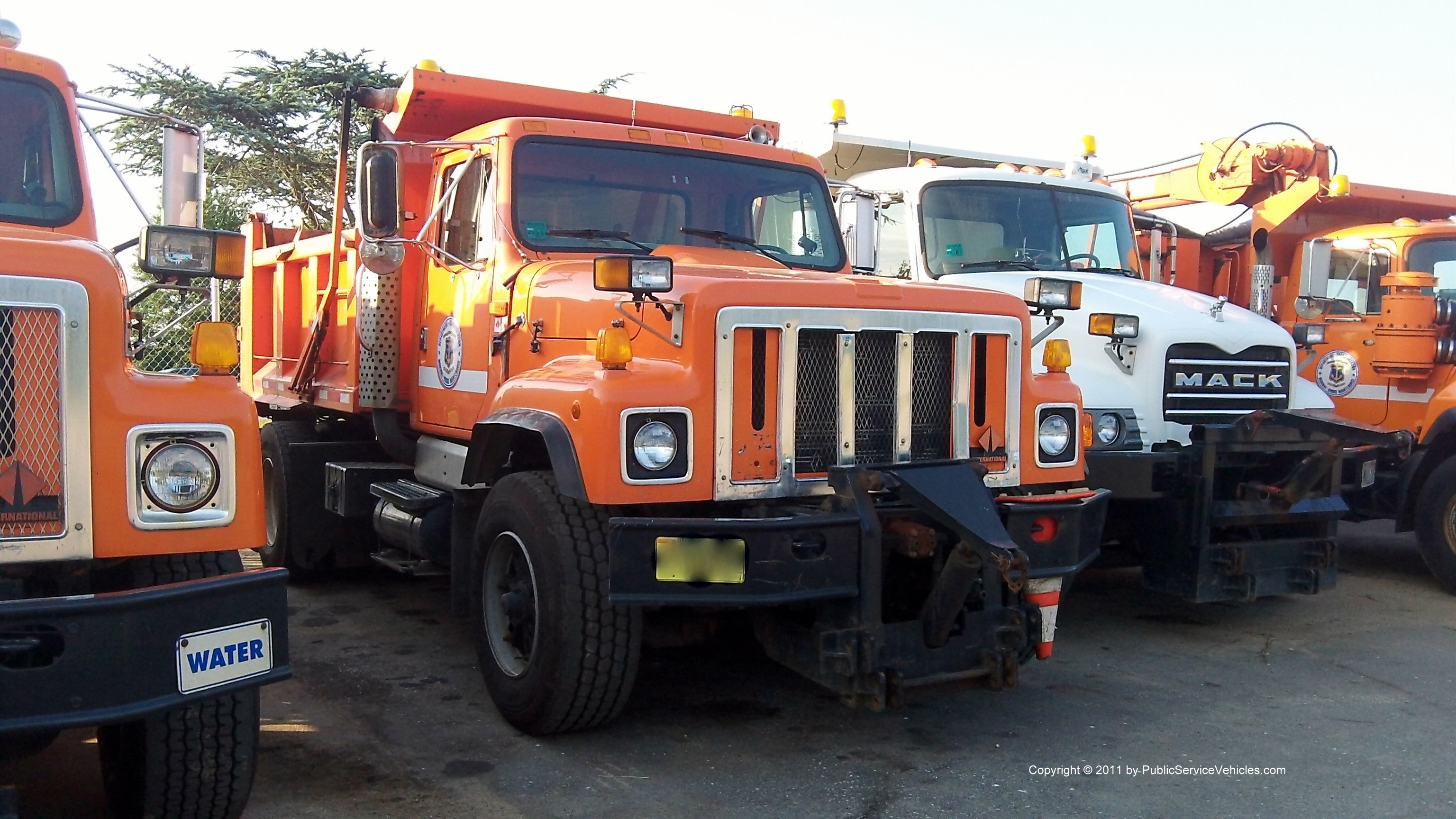 A photo  of Rhode Island Department of Transportation
            Truck 351, a 1978-1989 International S-Series             taken by Kieran Egan