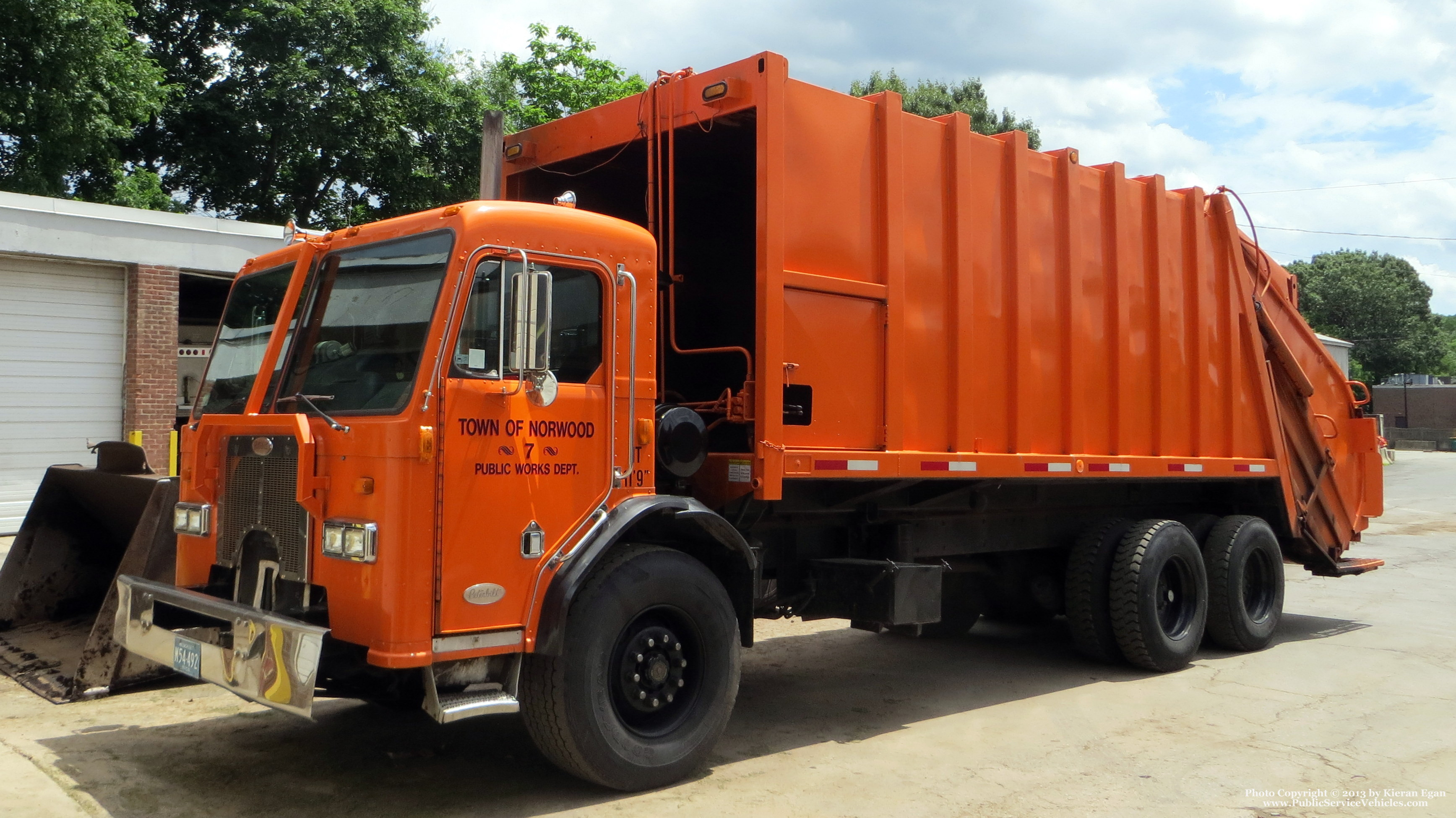 A photo  of Norwood Public Works
            Truck 7, a 1999 Peterbuilt             taken by Kieran Egan