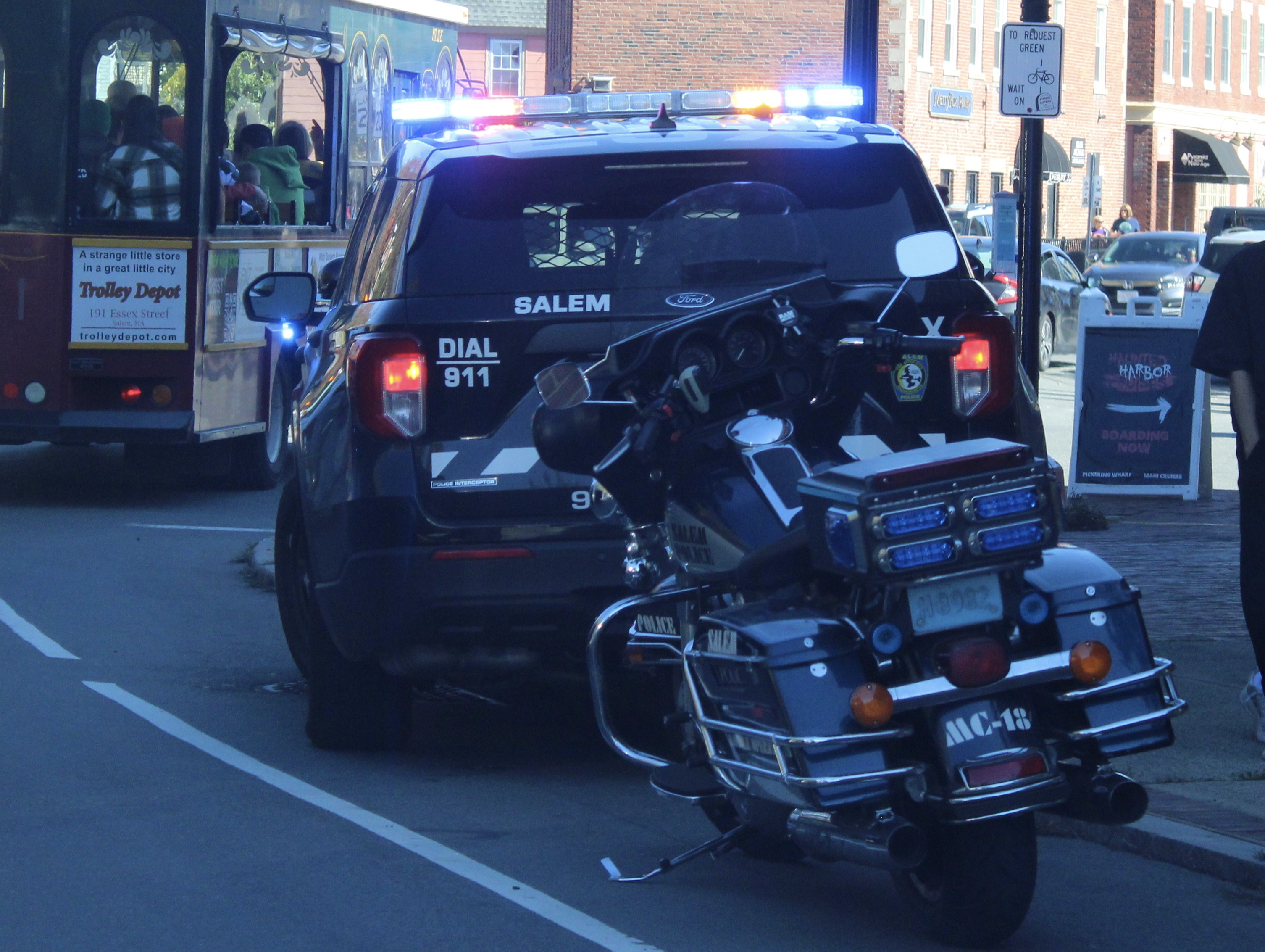A photo  of Salem Police
            Motorcycle 18, a 2013 Harley-Davidson Electra Glide             taken by @riemergencyvehicles