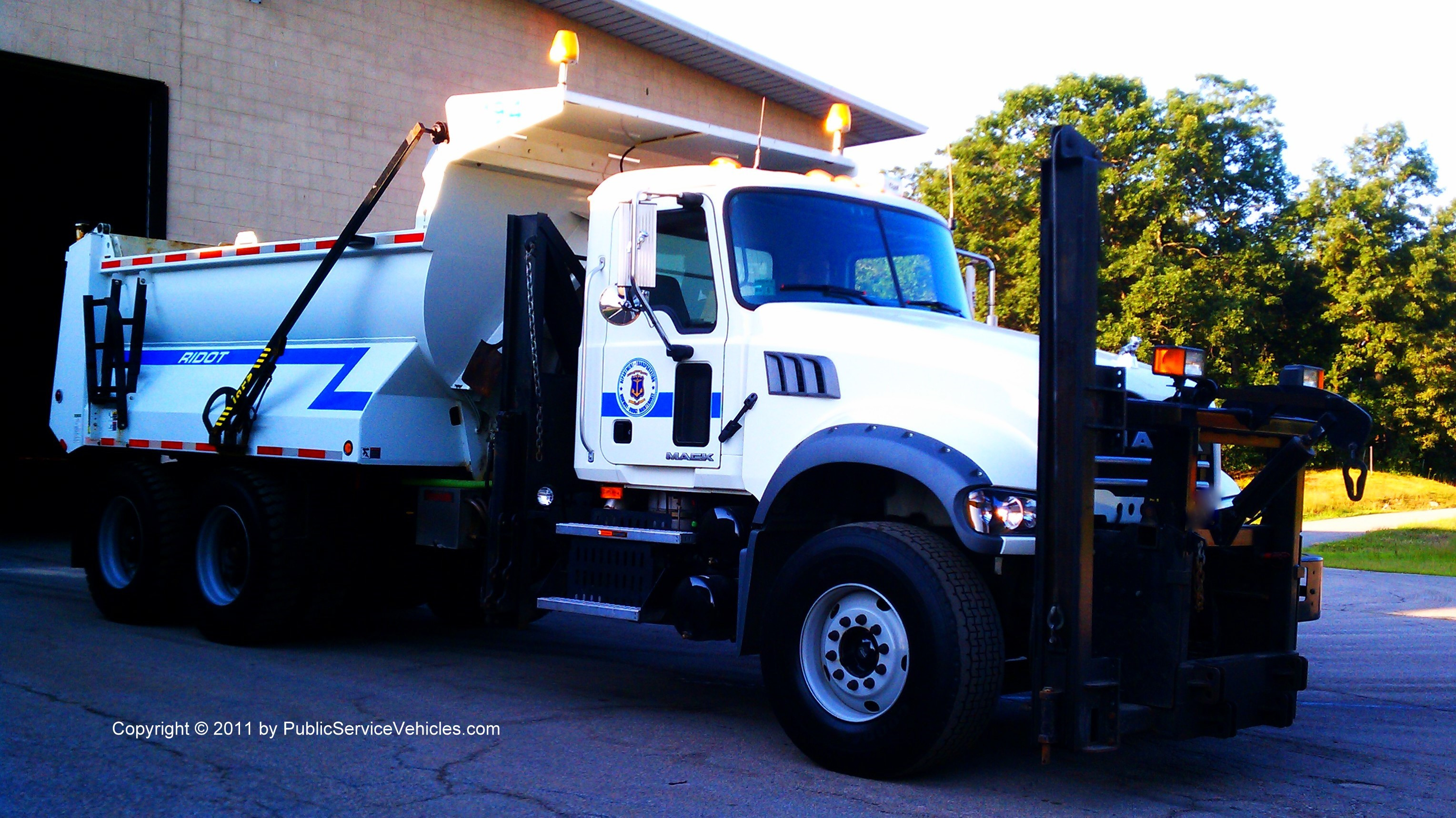 A photo  of Rhode Island Department of Transportation
            Truck 194, a 2001-2011 Mack Granite             taken by Kieran Egan