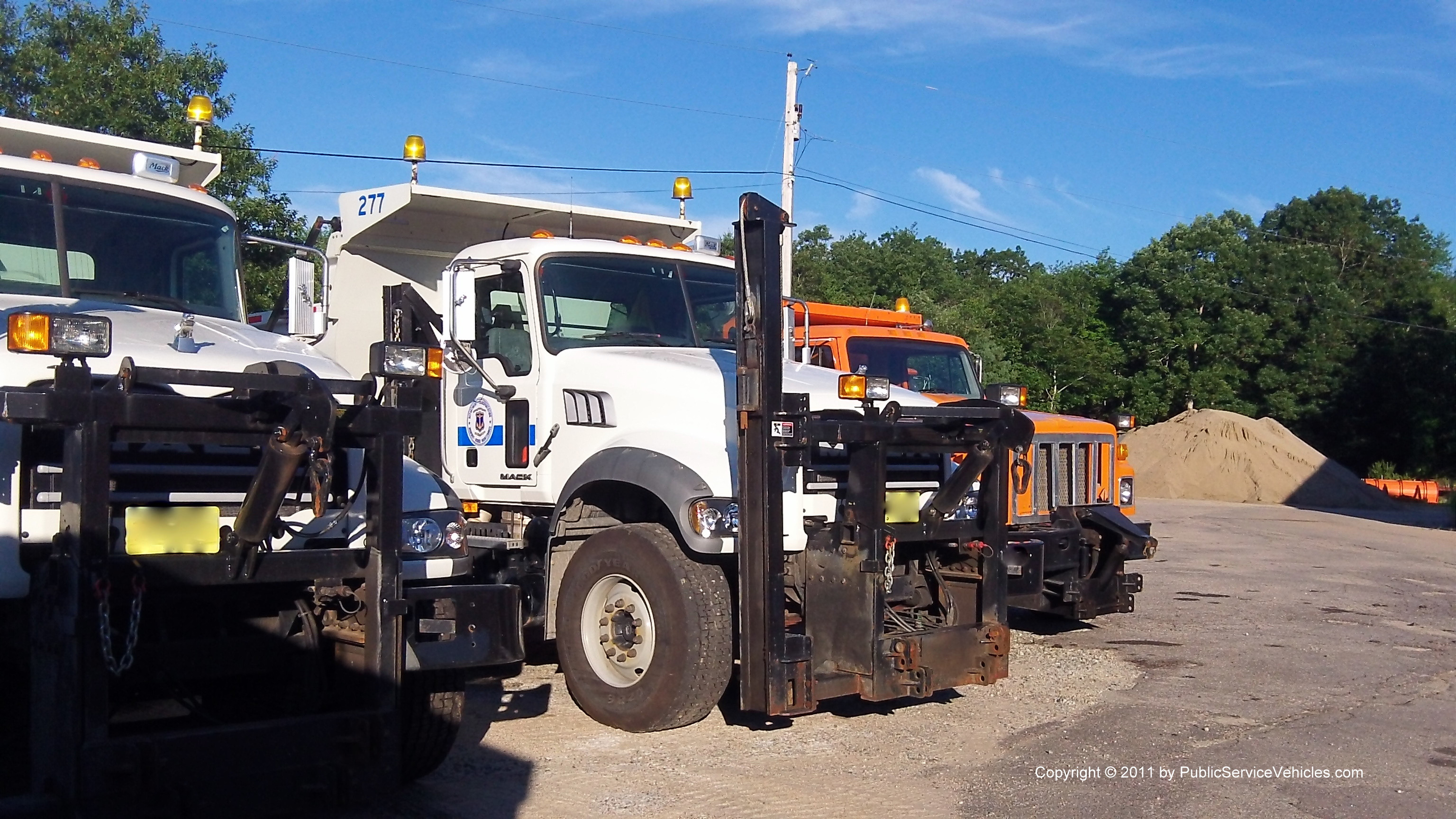 A photo  of Rhode Island Department of Transportation
            Truck 277, a 2001-2011 Mack Granite             taken by Kieran Egan