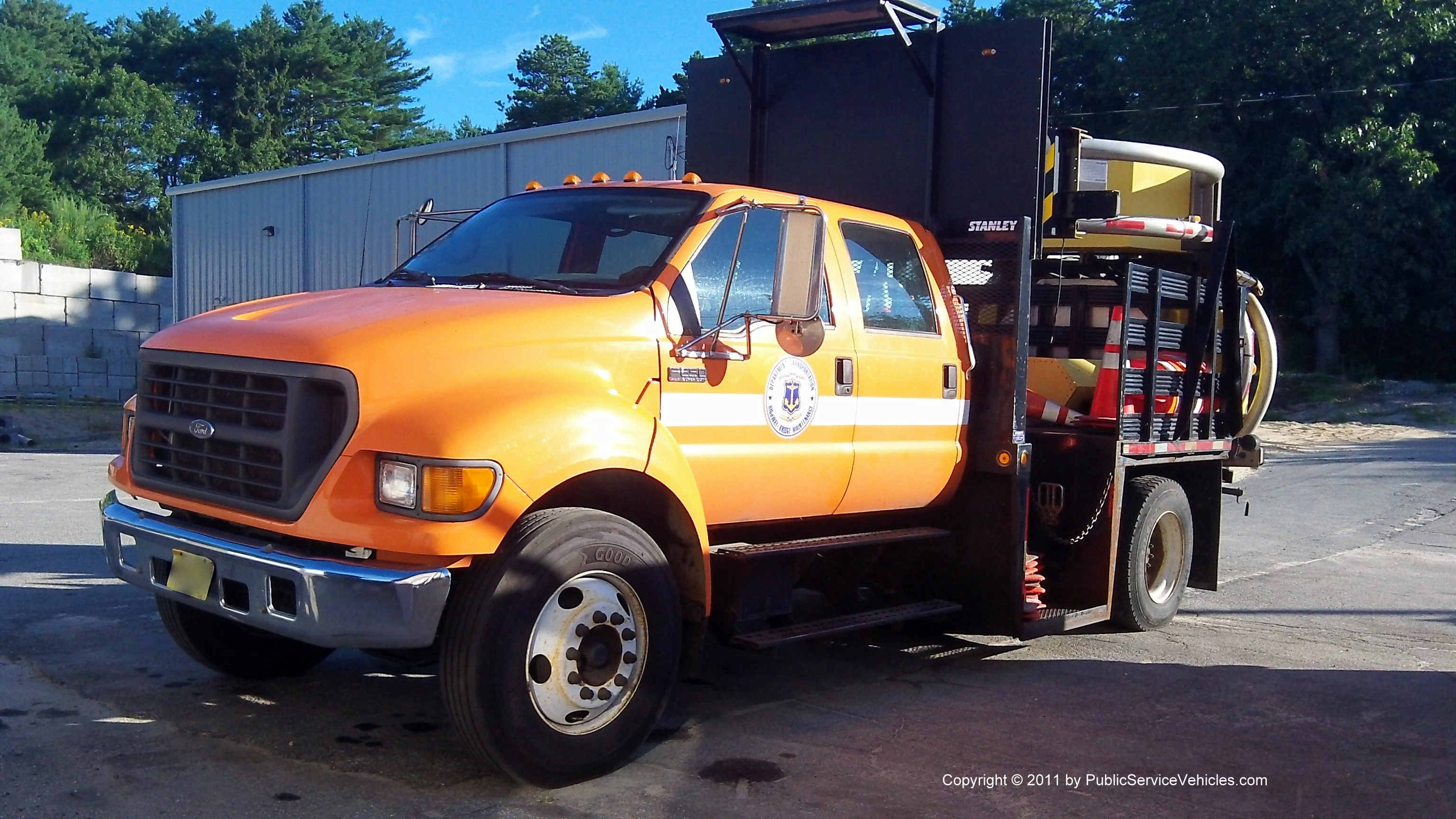 A photo  of Rhode Island Department of Transportation
            Truck 582, a 2000-2003 Ford F-650             taken by Kieran Egan