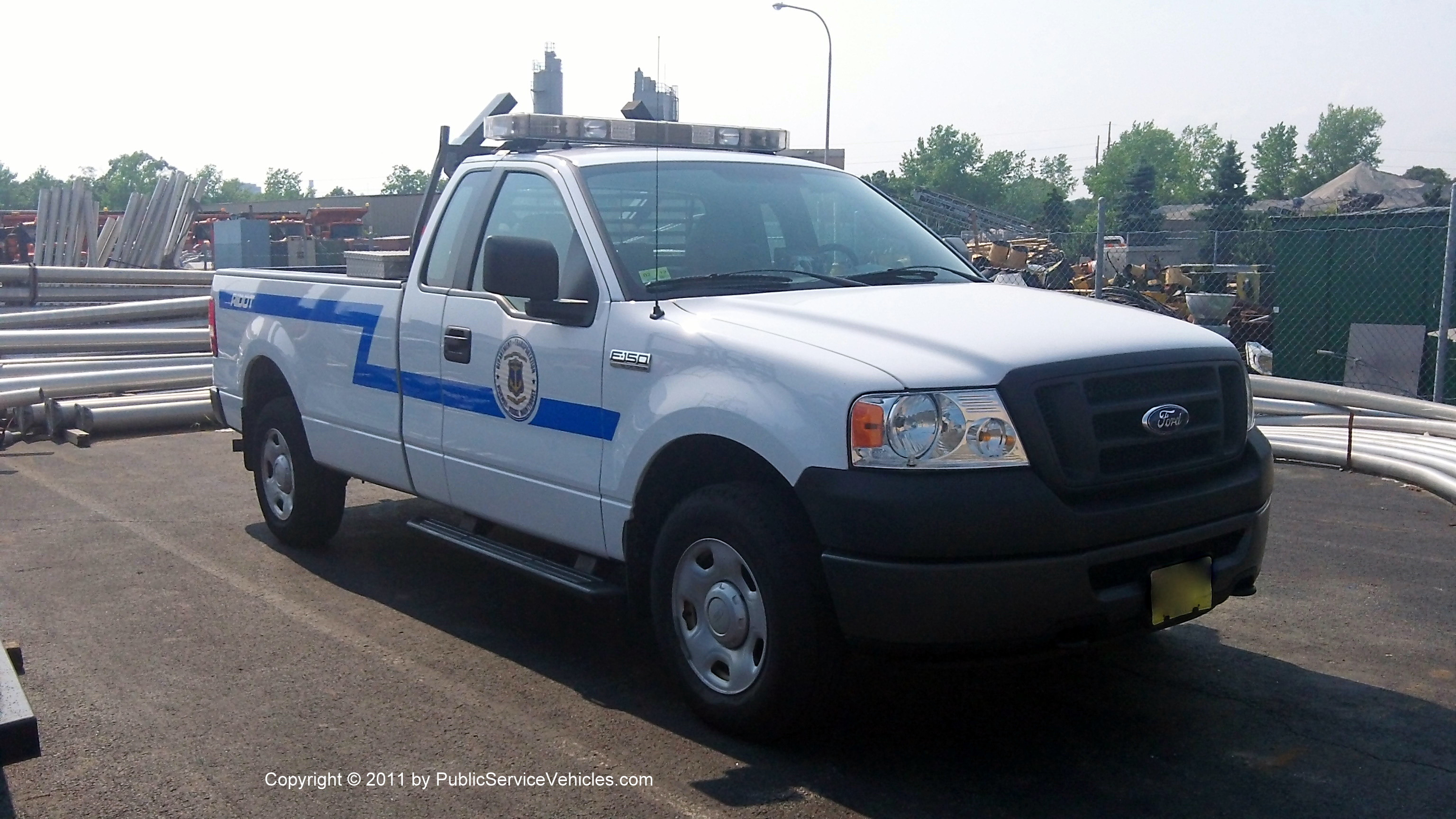 A photo  of Rhode Island Department of Transportation
            Truck 818, a 2004-2008 Ford F-150 SuperCab             taken by Kieran Egan