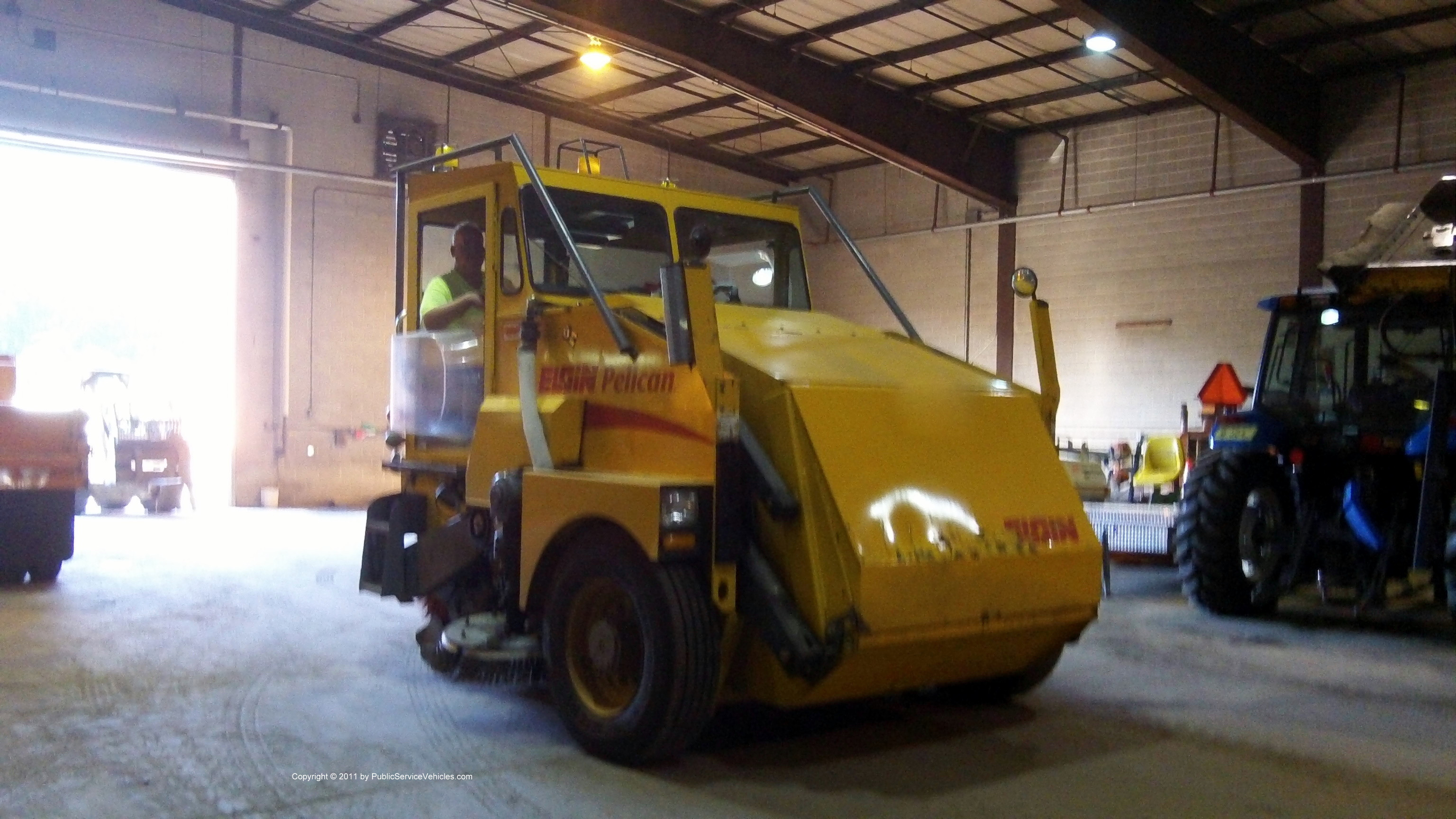 A photo  of Rhode Island Department of Transportation
            Sweeper 348, a 1989-2007 Elgin Pelican             taken by Kieran Egan