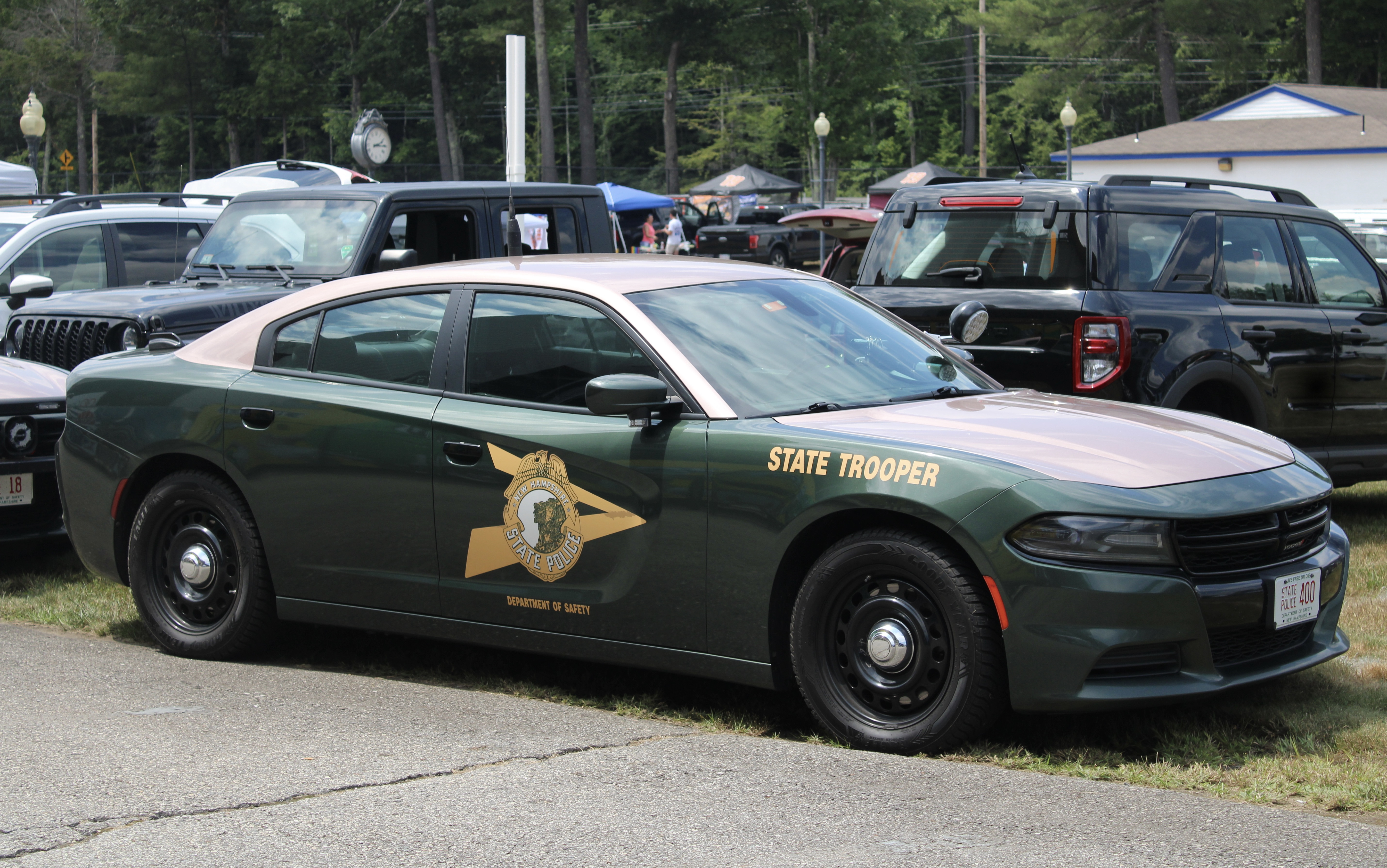 A photo  of New Hampshire State Police
            Cruiser 400, a 2017-2019 Dodge Charger             taken by @riemergencyvehicles