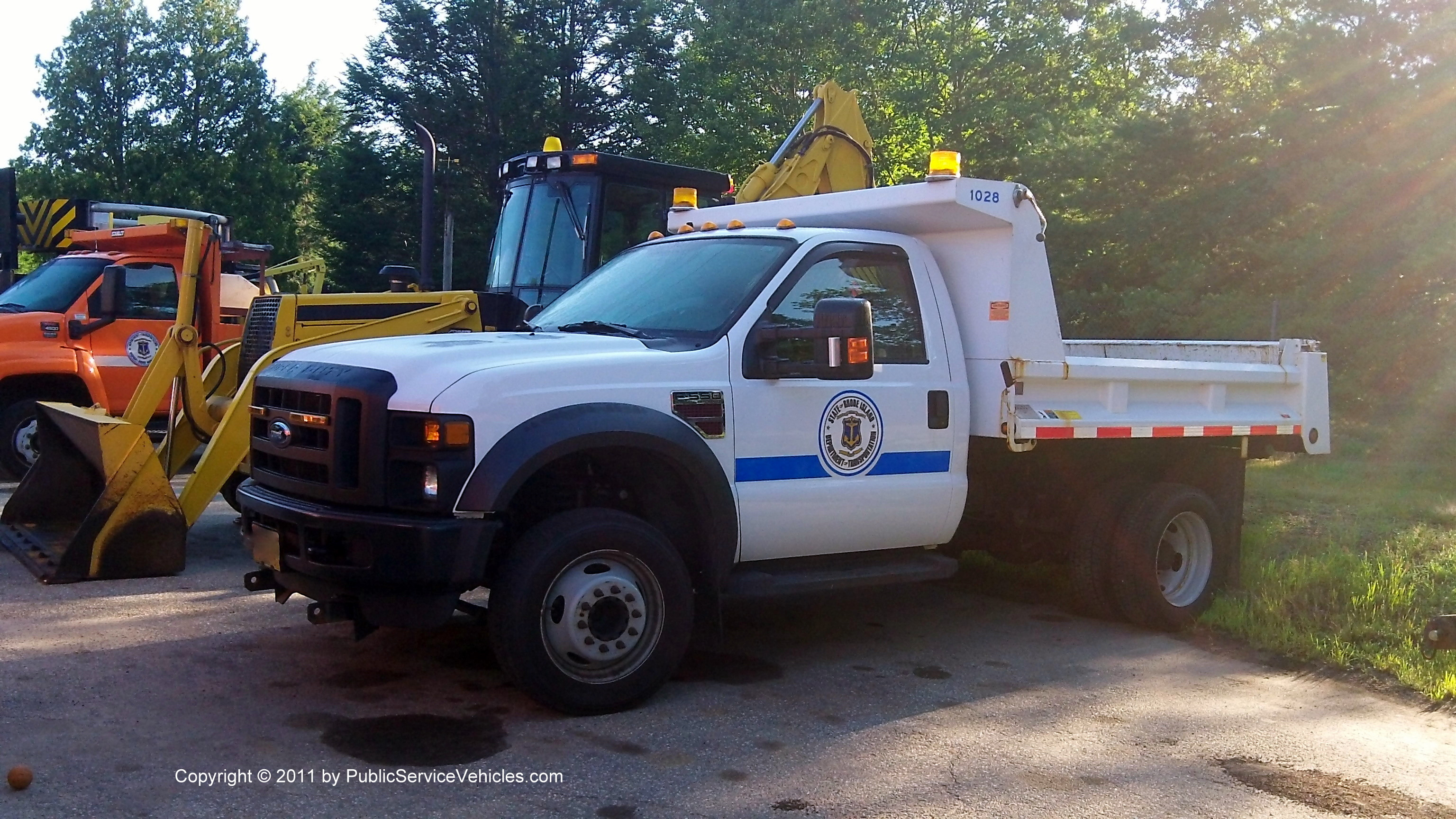 A photo  of Rhode Island Department of Transportation
            Truck 1028, a 2008-2010 Ford F-550             taken by Kieran Egan