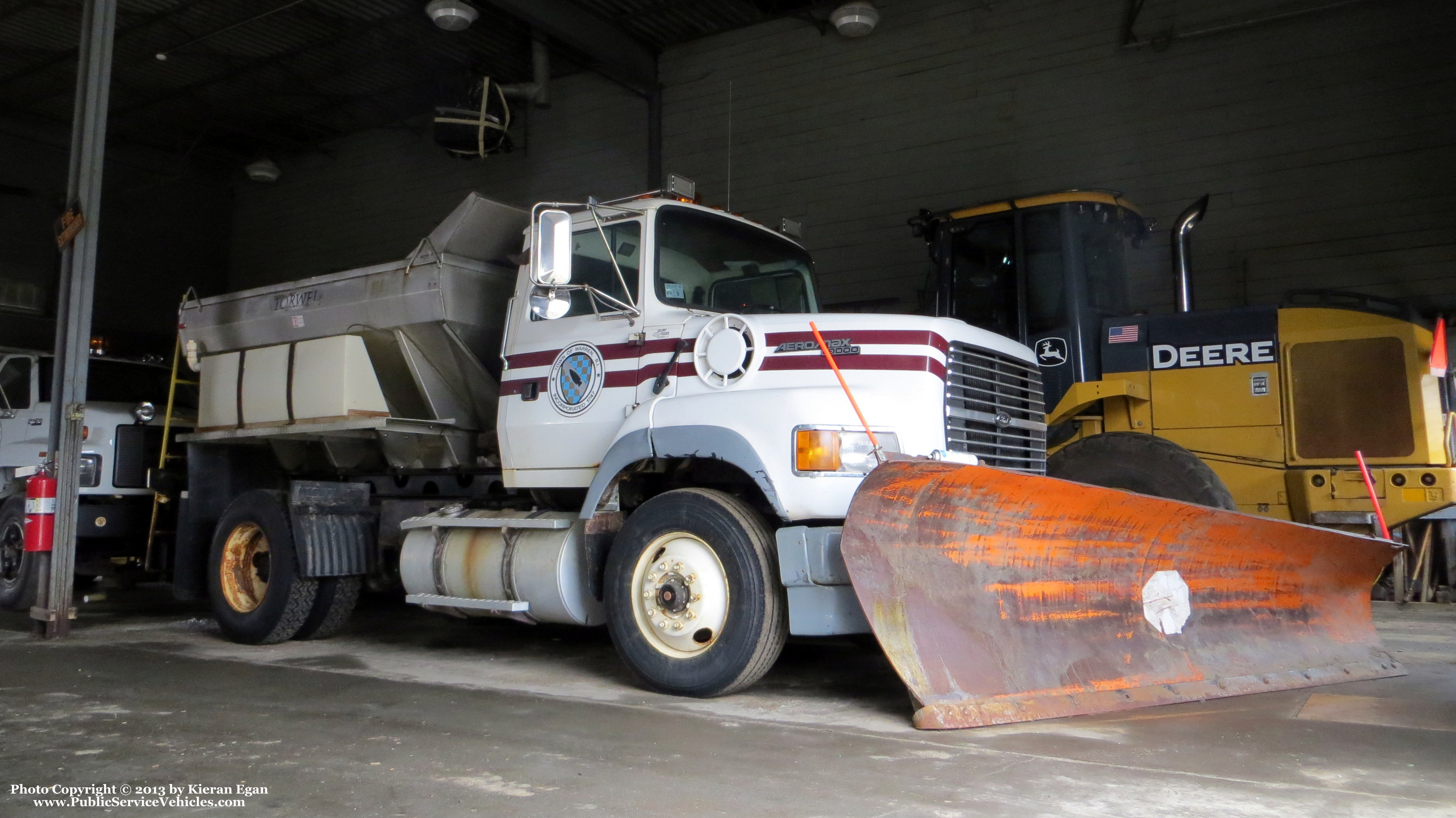 A photo  of Warren Public Works
            Truck 411, a 1988-1995 Ford AeroMax L9000             taken by Kieran Egan