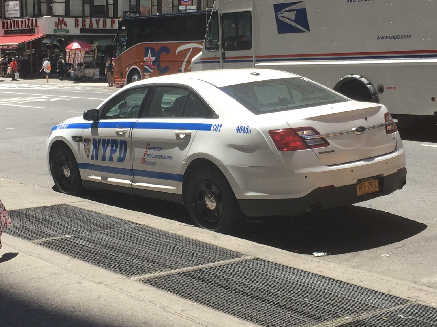 A photo  of New York Police Department
            Cruiser 4045 14, a 2014 Ford Police Interceptor Sedan             taken by @riemergencyvehicles
