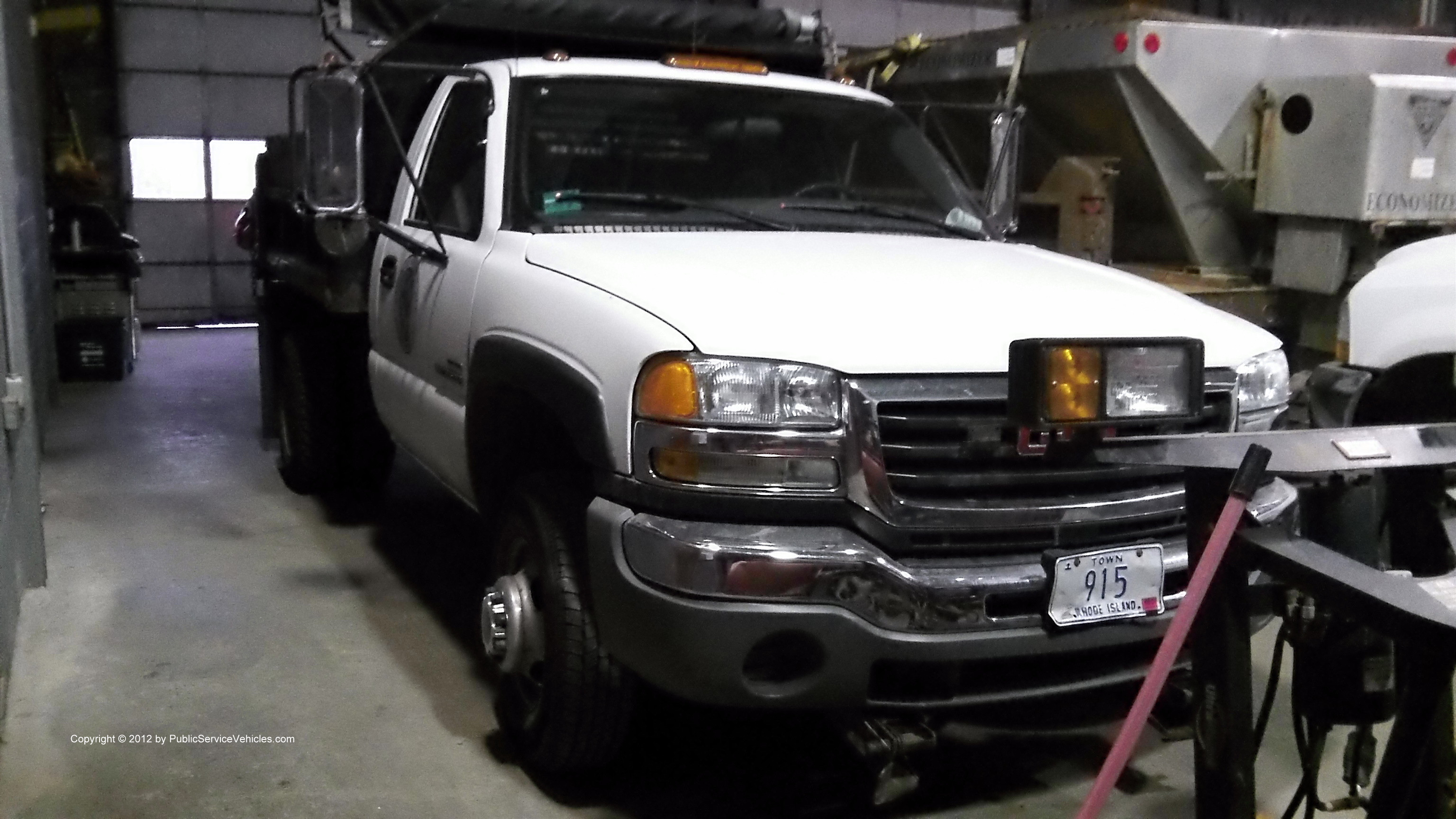 A photo  of Warren Public Works
            Truck 915, a 1999-2006 GMC 3500             taken by Kieran Egan