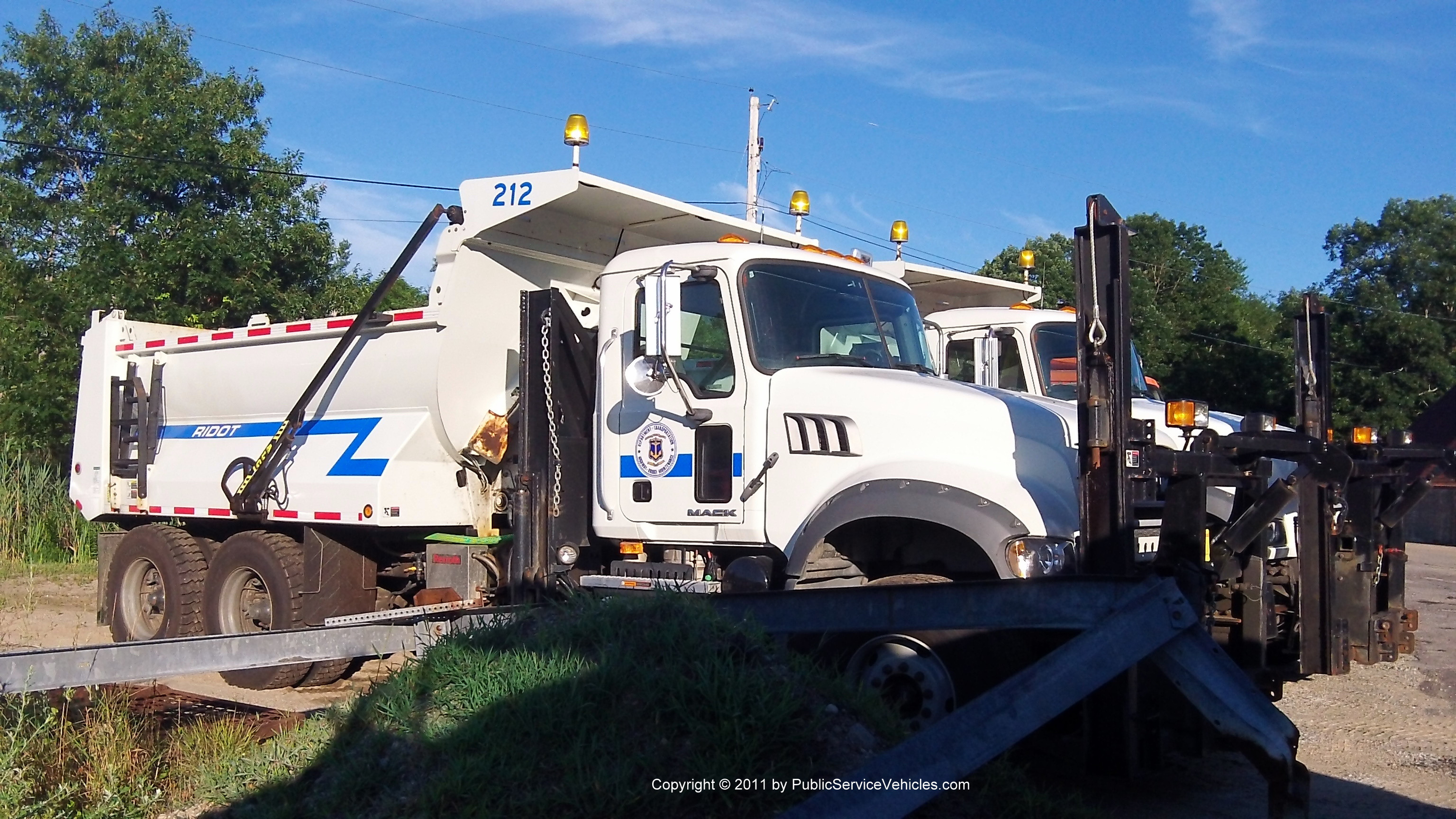 A photo  of Rhode Island Department of Transportation
            Truck 212, a 2001-2011 Mack Granite             taken by Kieran Egan