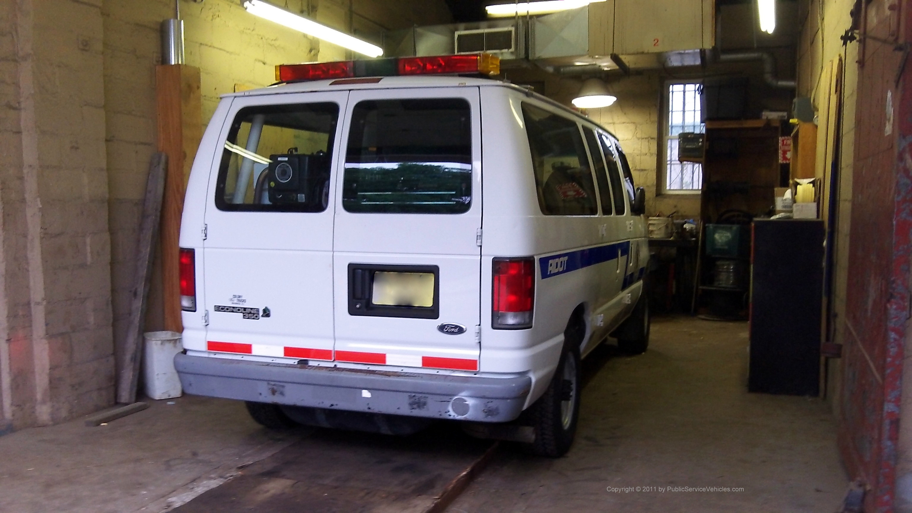 A photo  of Rhode Island Department of Transportation
            Van 433, a 1997-2007 Ford Econoline 350             taken by Kieran Egan