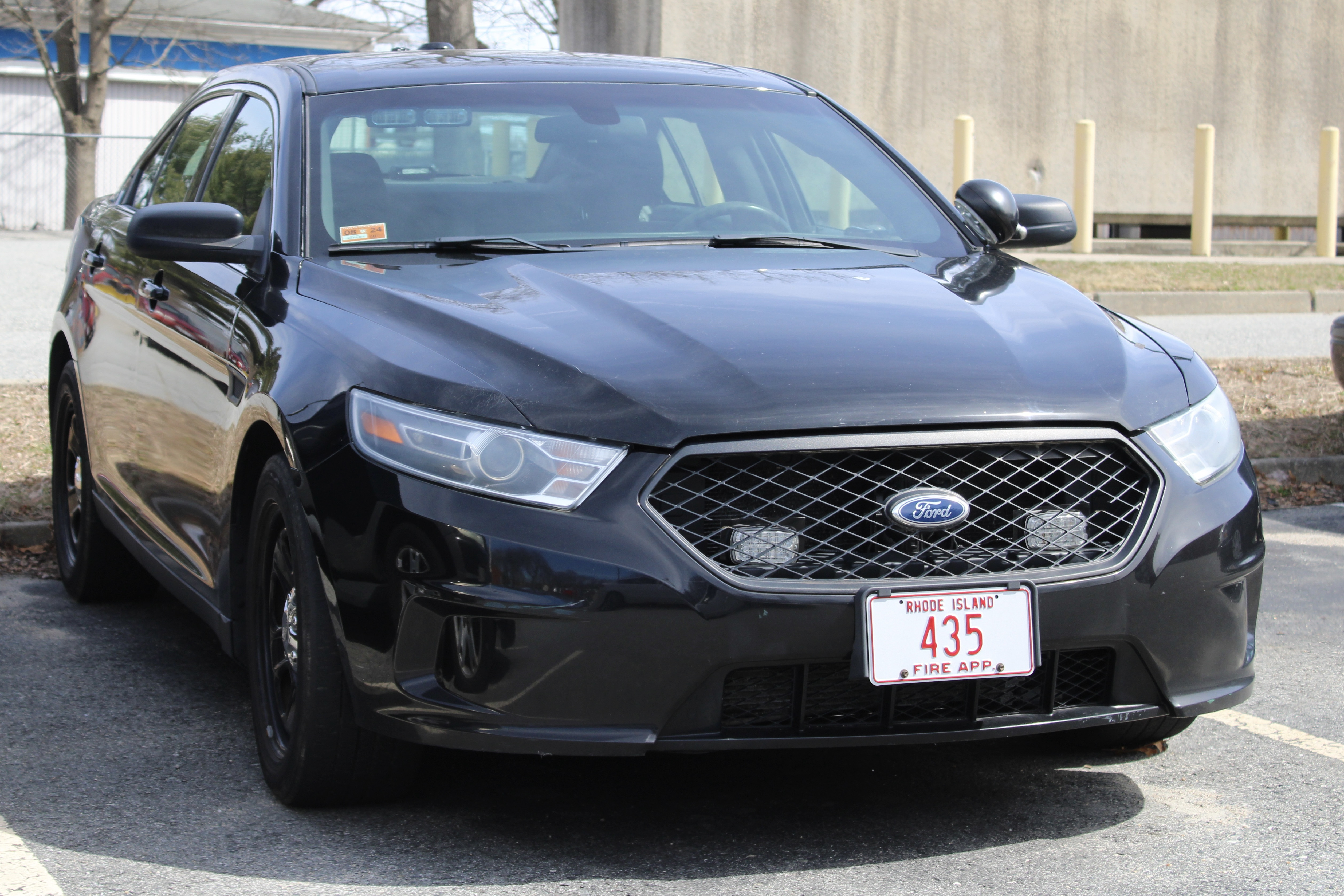A photo  of Warwick Fire
            Unmarked Unit, a 2013-2019 Ford Police Interceptor Sedan             taken by @riemergencyvehicles